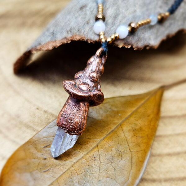 Naszyjnik miedziany - grzybek z kryształem górskim