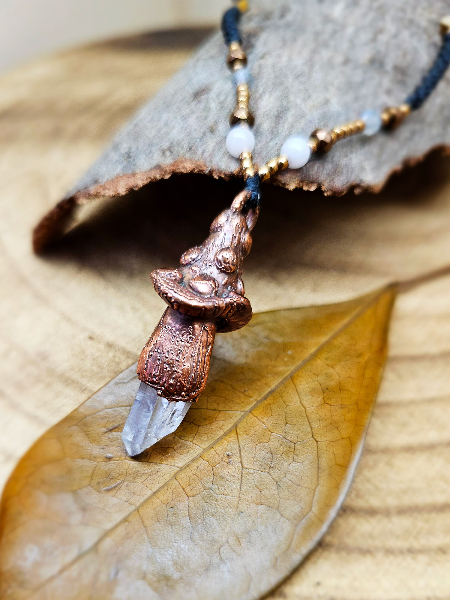 Naszyjnik miedziany - grzybek z kryształem górskim