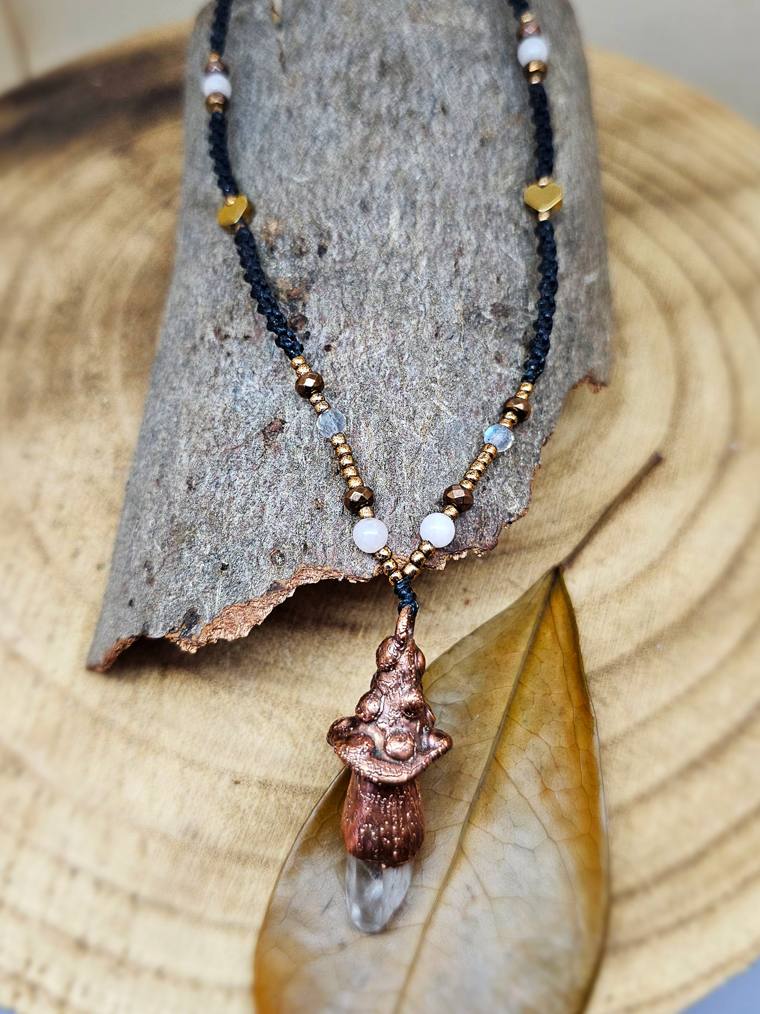 Naszyjnik miedziany - grzybek z kryształem górskim - obrazek 4