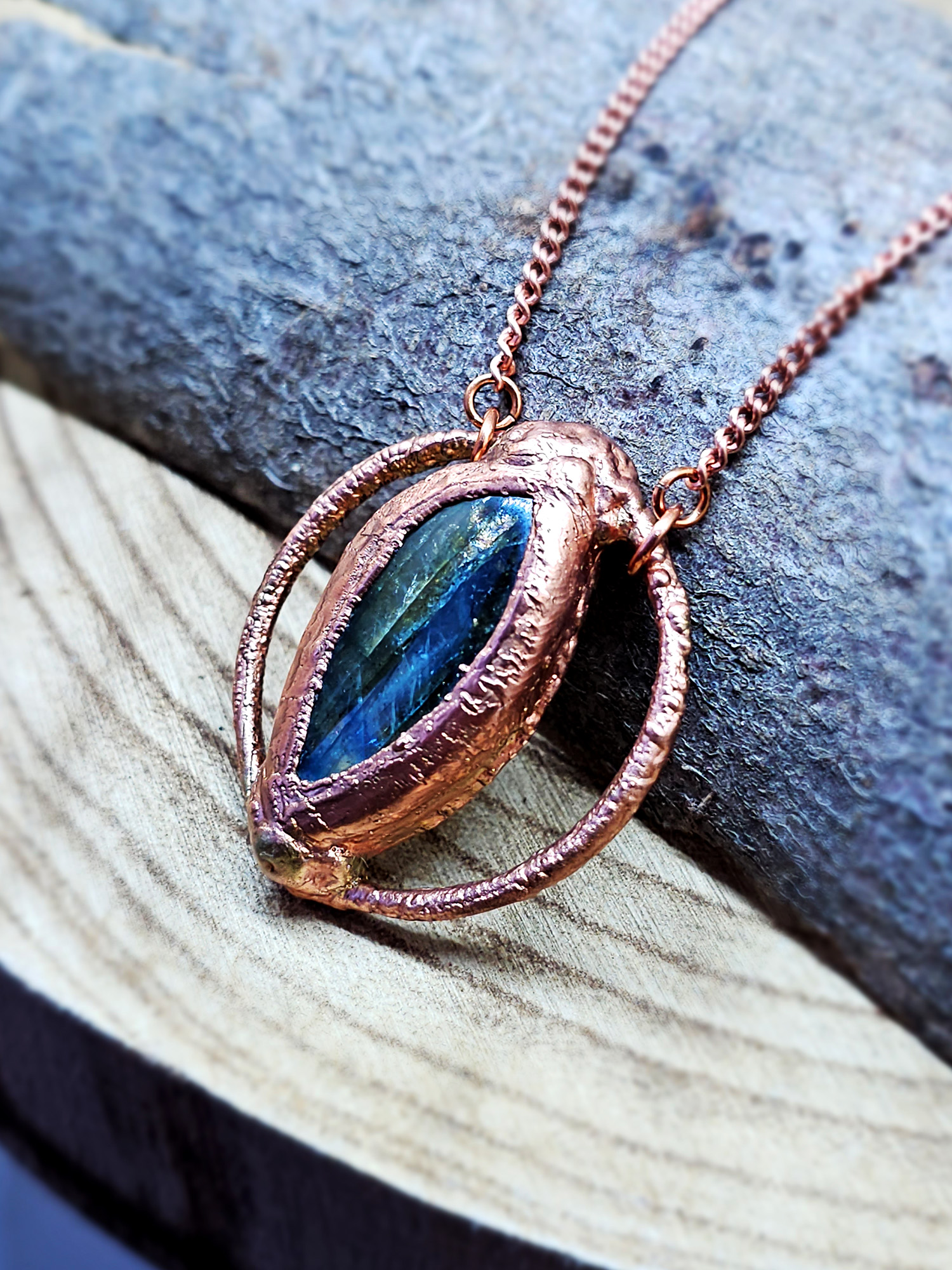 Naszyjnik miedziany - labradoryt w kole