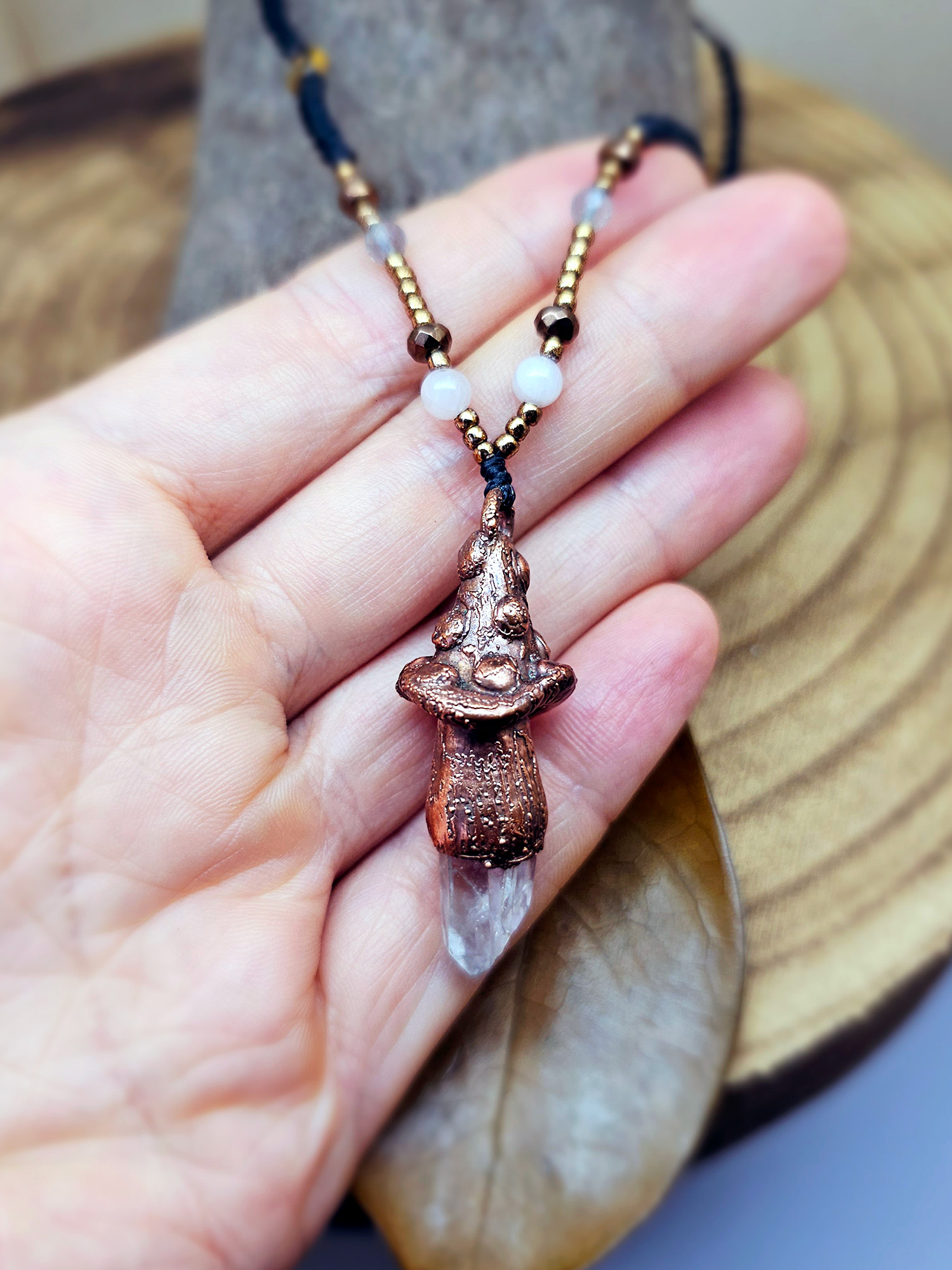 Naszyjnik miedziany - grzybek z kryształem górskim - obrazek 3