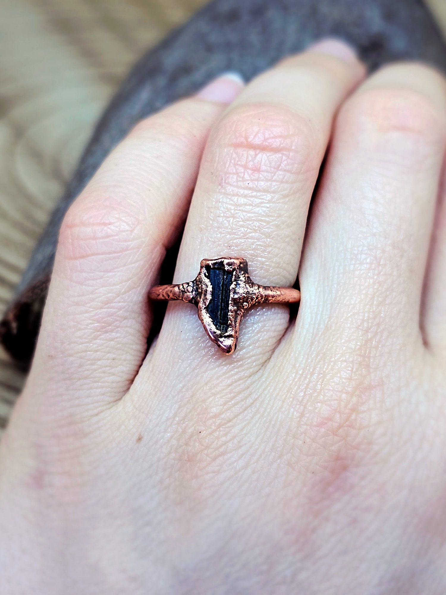 Miedziany pierścionek - epidot, rozm. 10 - obrazek 3