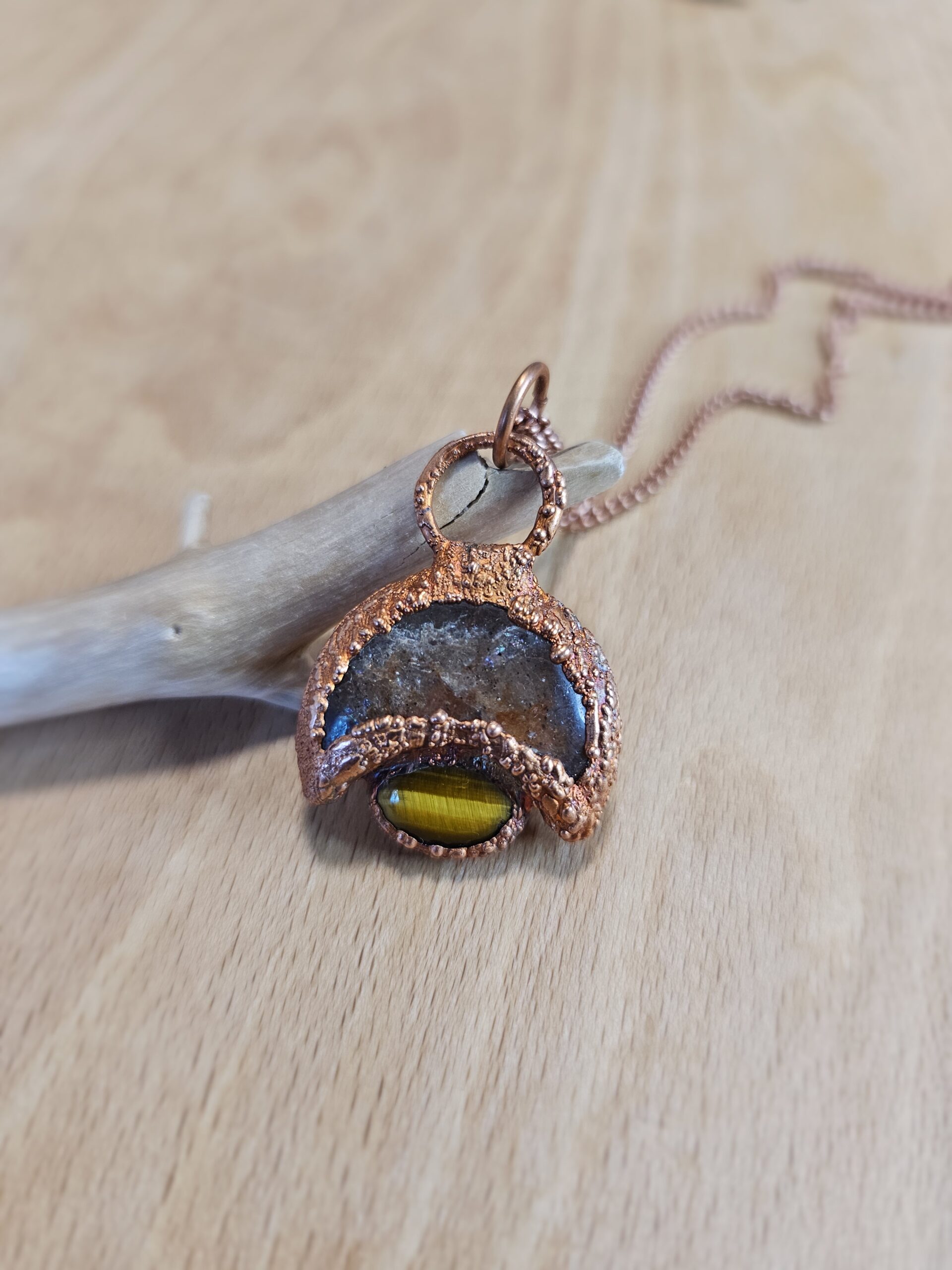 Naszyjnik miedziany - lunula z tygrysim oczkiem - obrazek 2