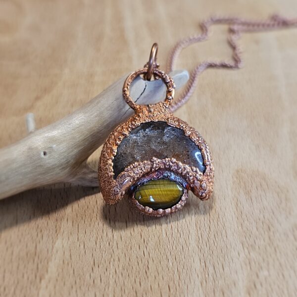 Naszyjnik miedziany - lunula z tygrysim oczkiem