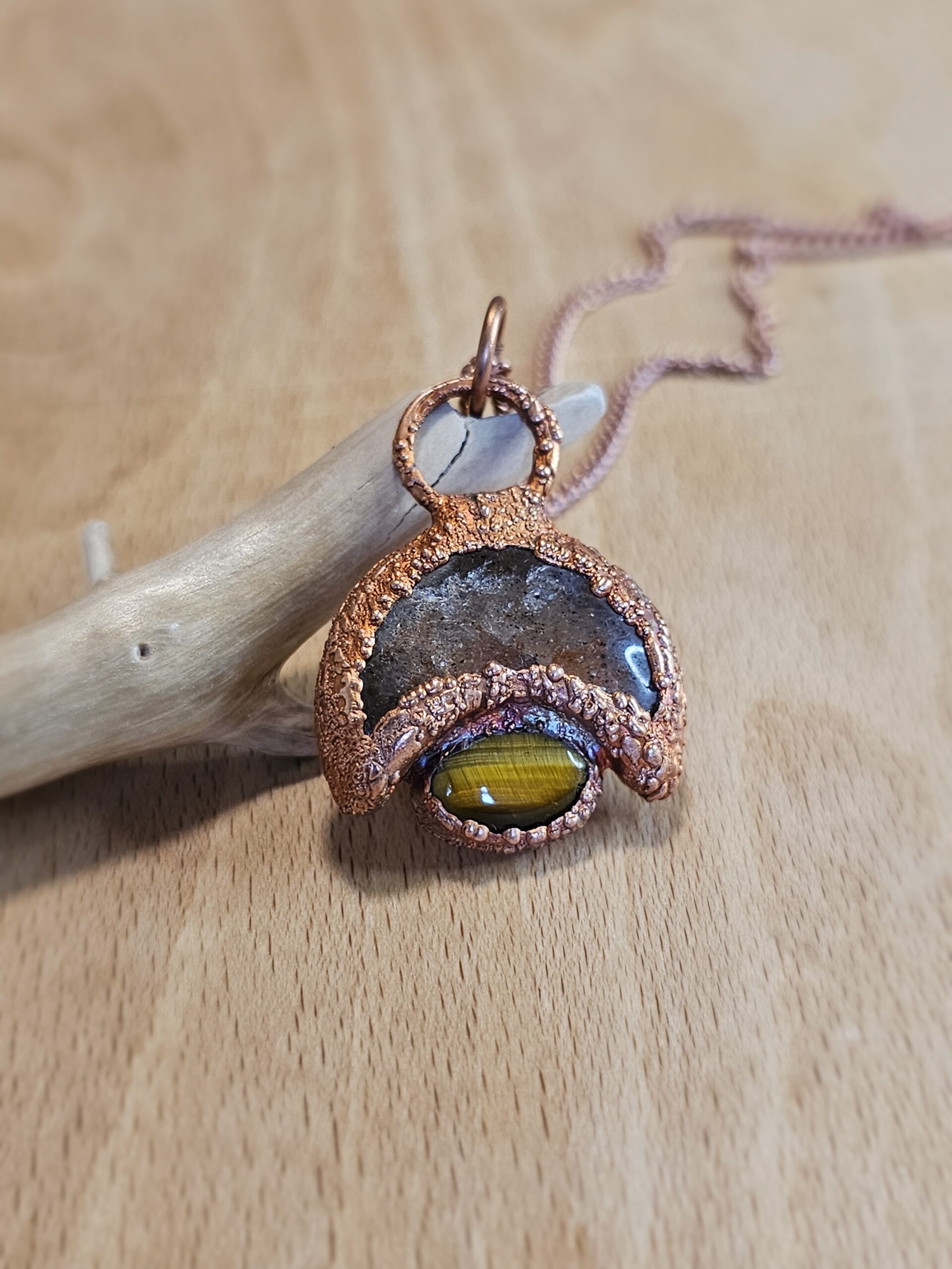 Naszyjnik miedziany - lunula z tygrysim oczkiem