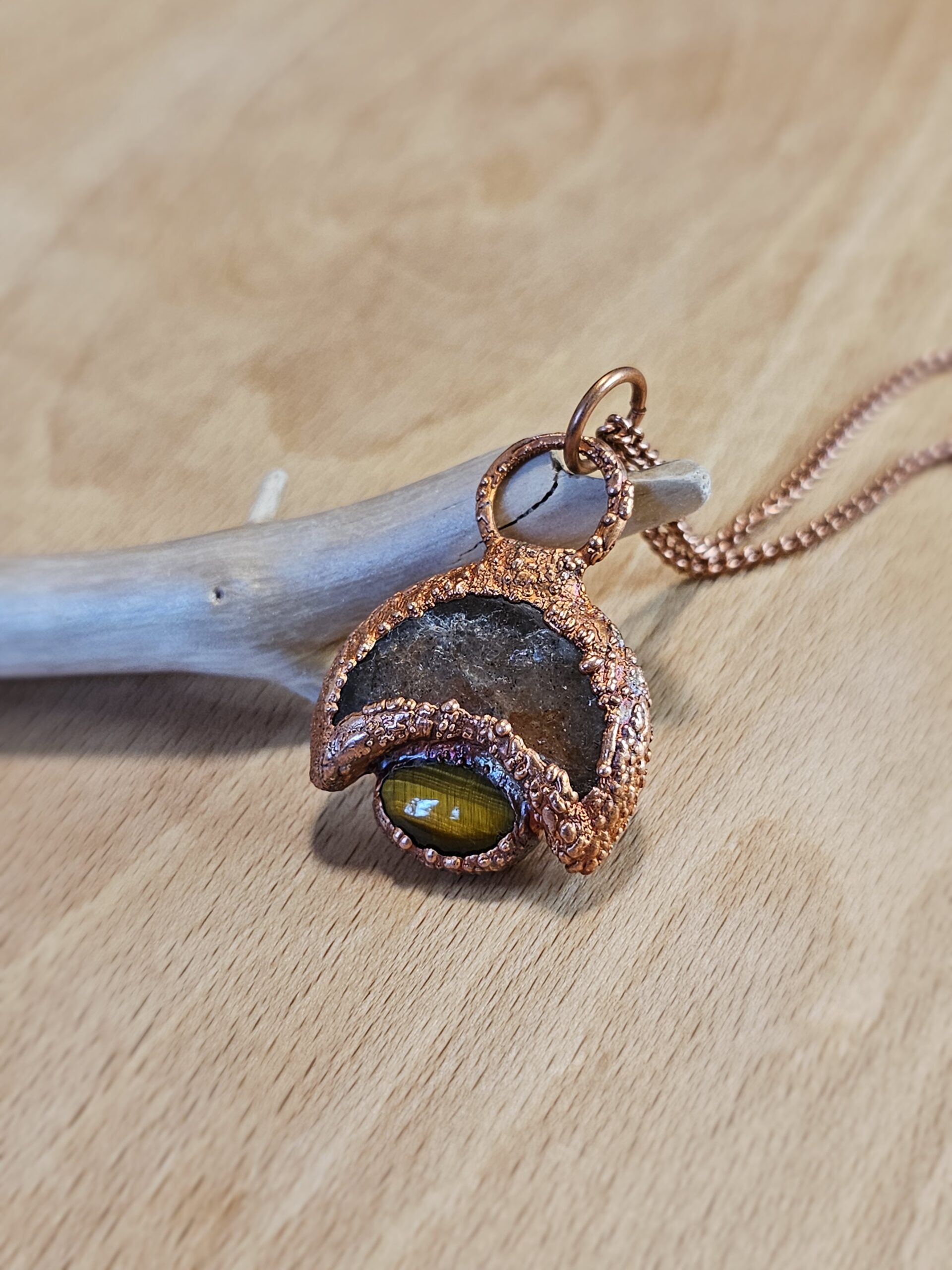 Naszyjnik miedziany - lunula z tygrysim oczkiem - obrazek 3