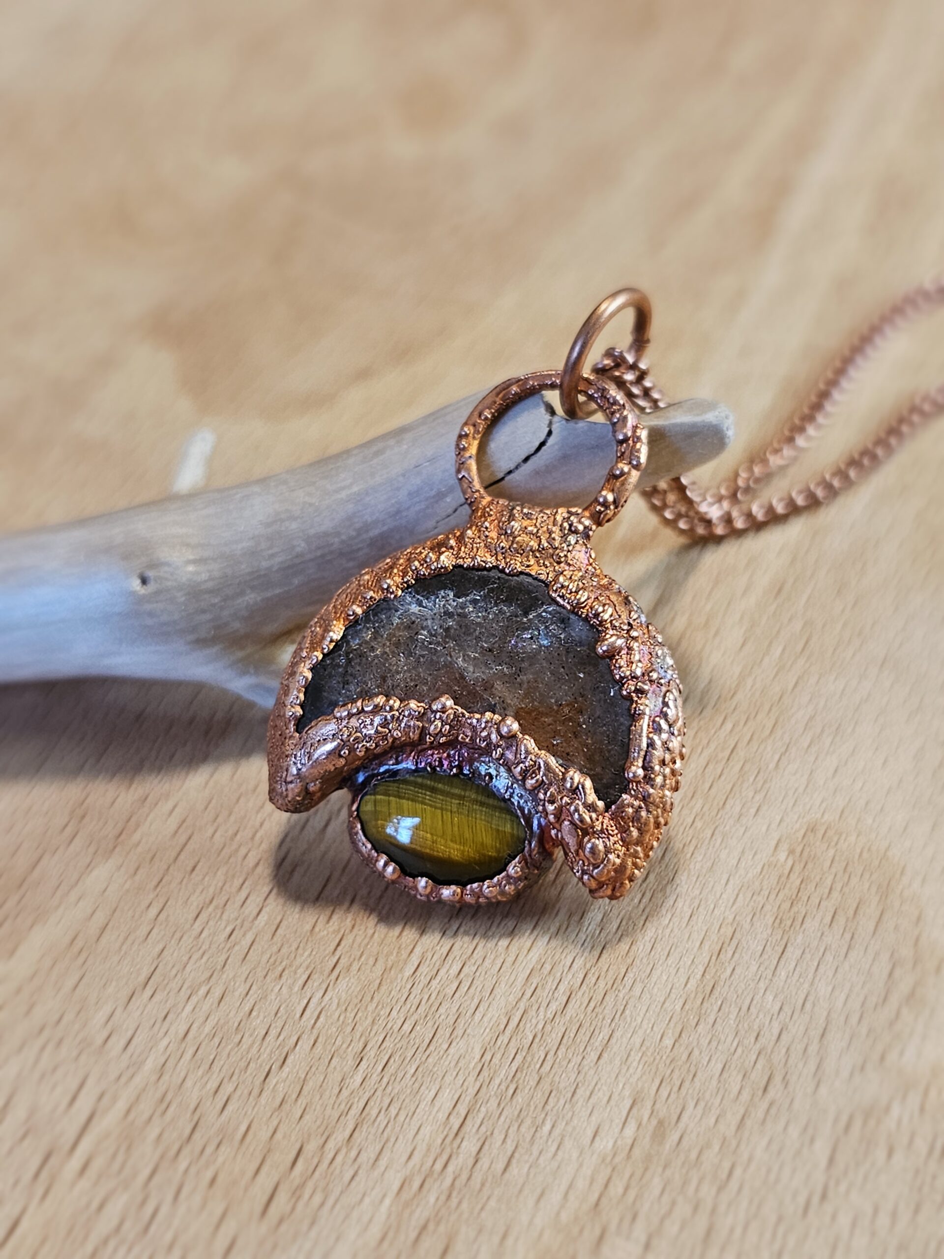 Naszyjnik miedziany - lunula z tygrysim oczkiem - obrazek 4