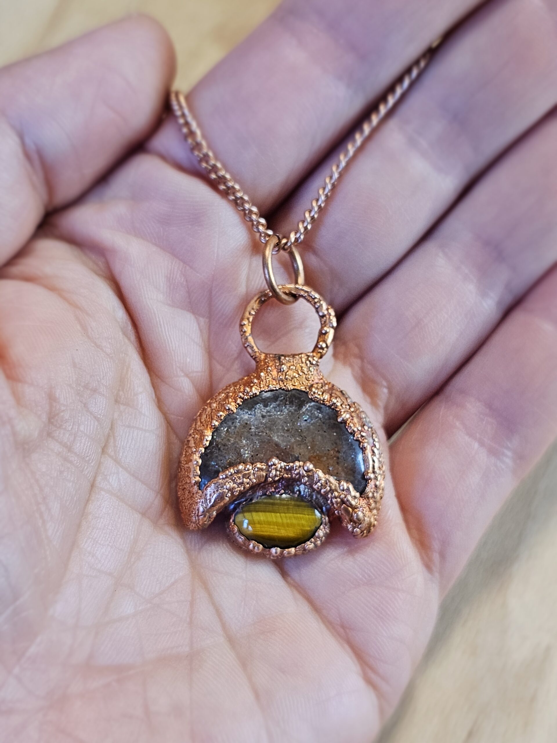 Naszyjnik miedziany - lunula z tygrysim oczkiem - obrazek 5