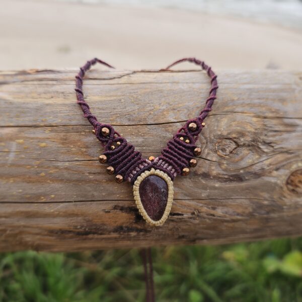 Kolia z kwarcem truskawkowym "Królewska" - micromacrama