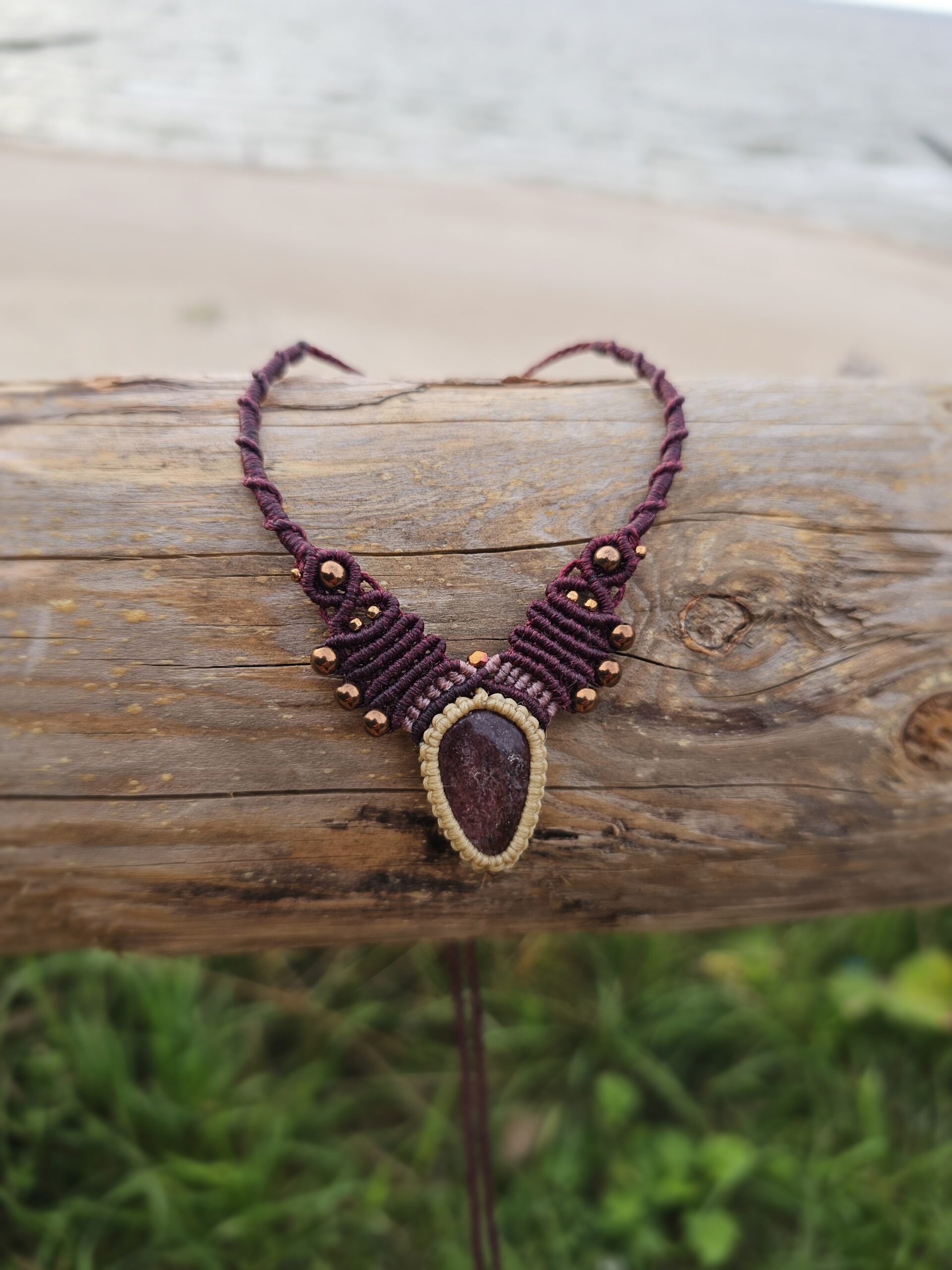 Kolia z kwarcem truskawkowym "Królewska" - micromacrama