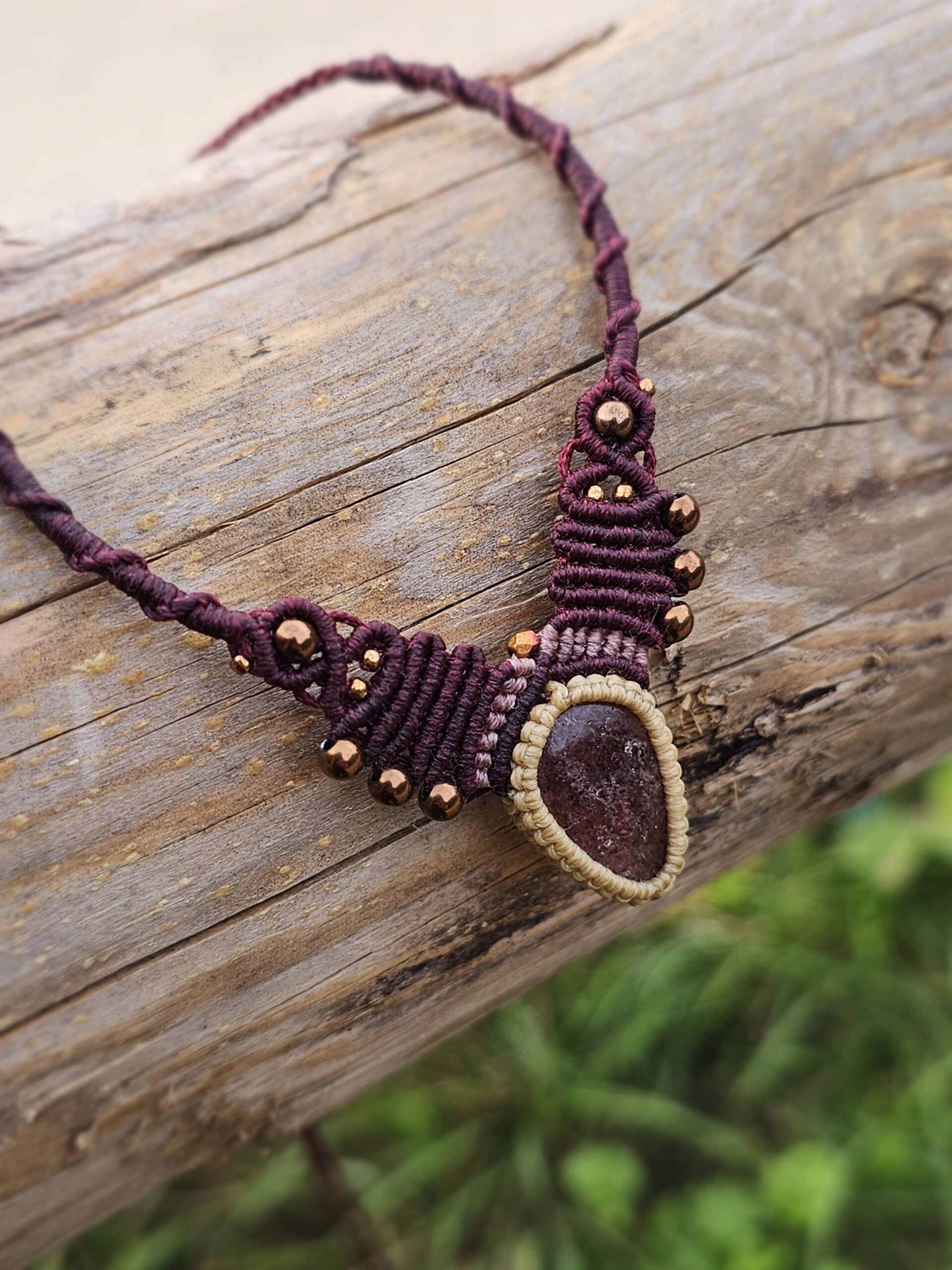 Kolia z kwarcem truskawkowym "Królewska" - micromacrama - obrazek 4