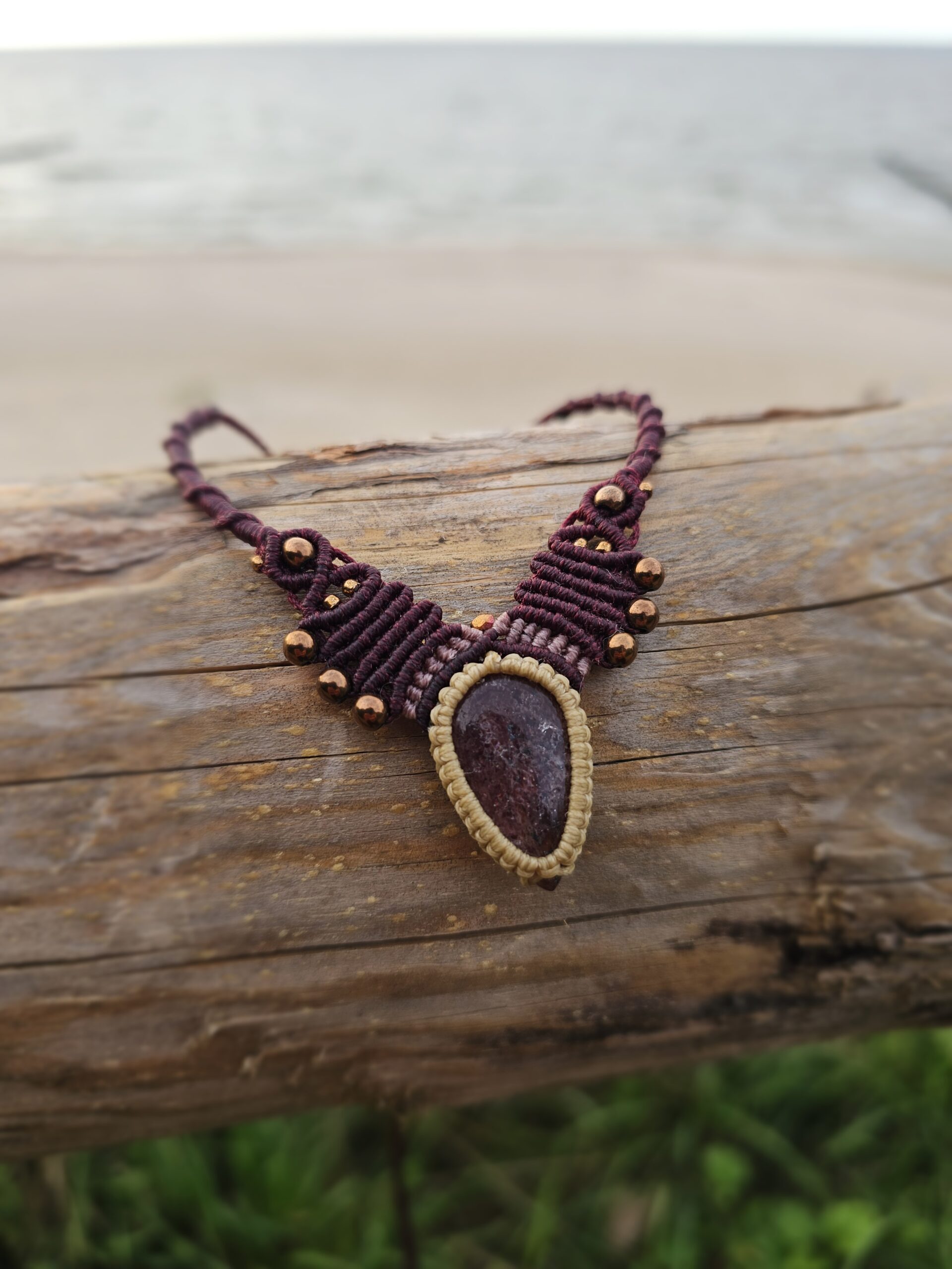 Kolia z kwarcem truskawkowym "Królewska" - micromacrama - obrazek 6