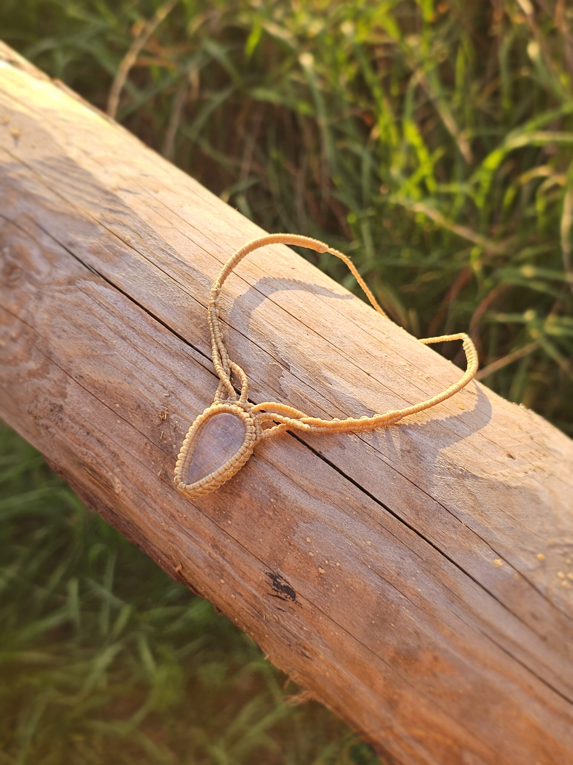 Kolia z kryształem górskim "Subtelność"- micromacrama - obrazek 2