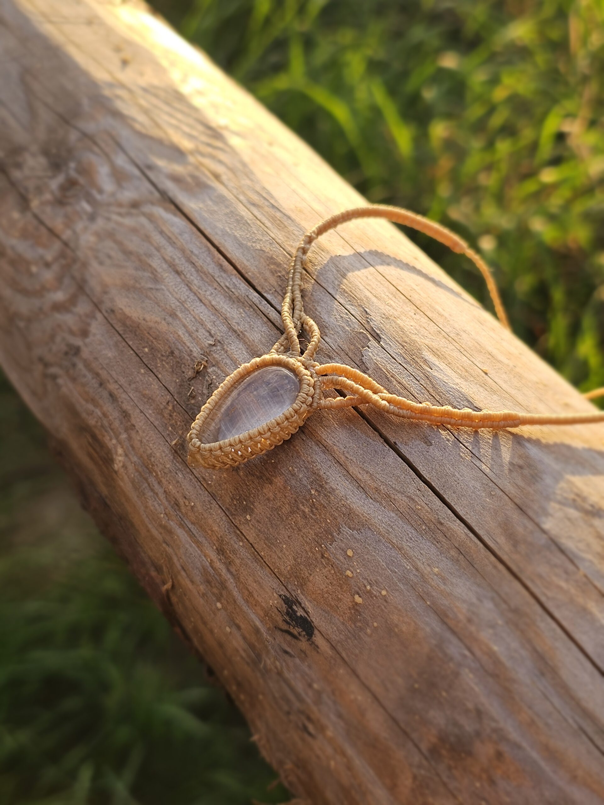 Kolia z kryształem górskim "Subtelność"- micromacrama