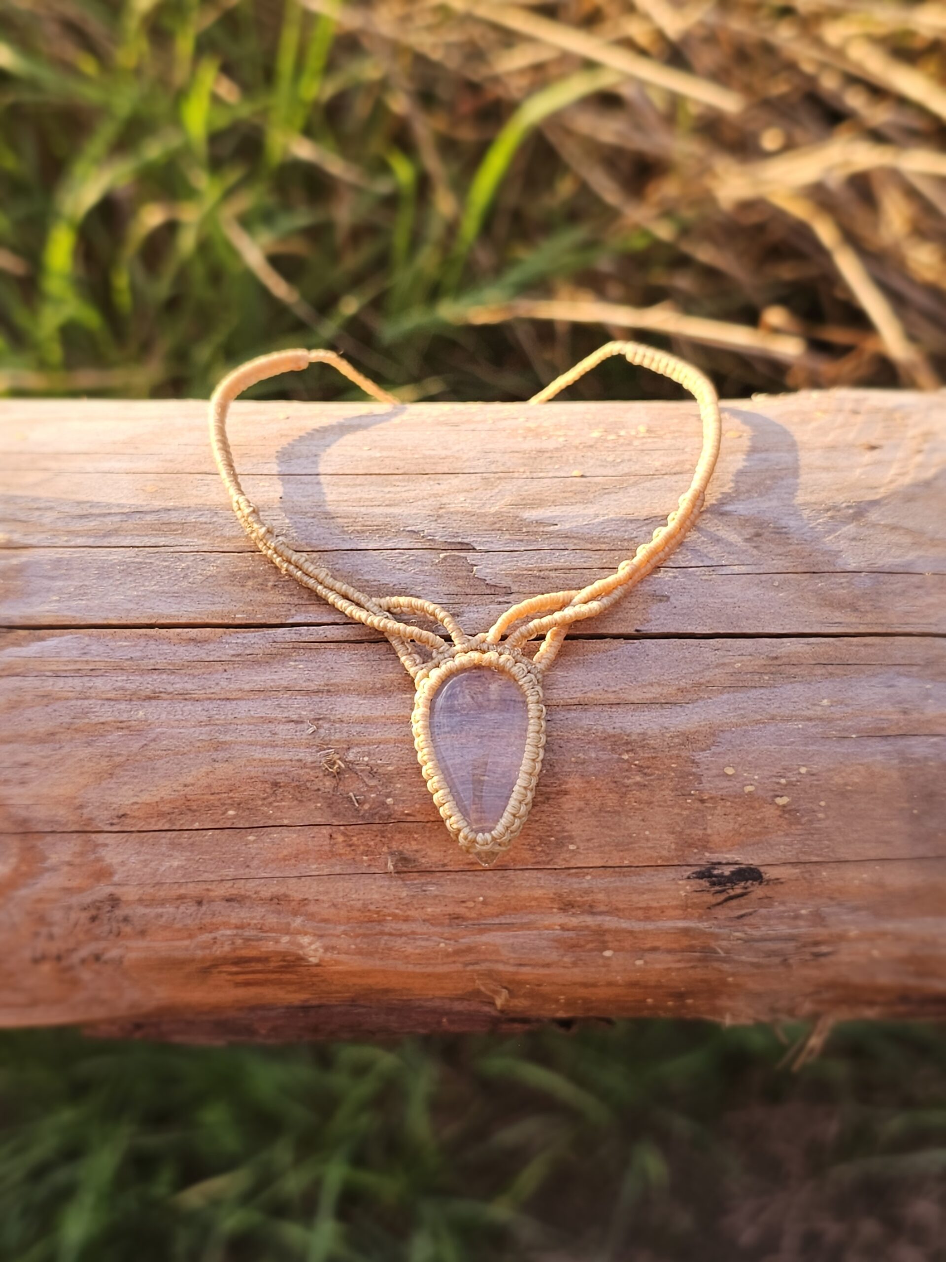 Kolia z kryształem górskim "Subtelność"- micromacrama - obrazek 4