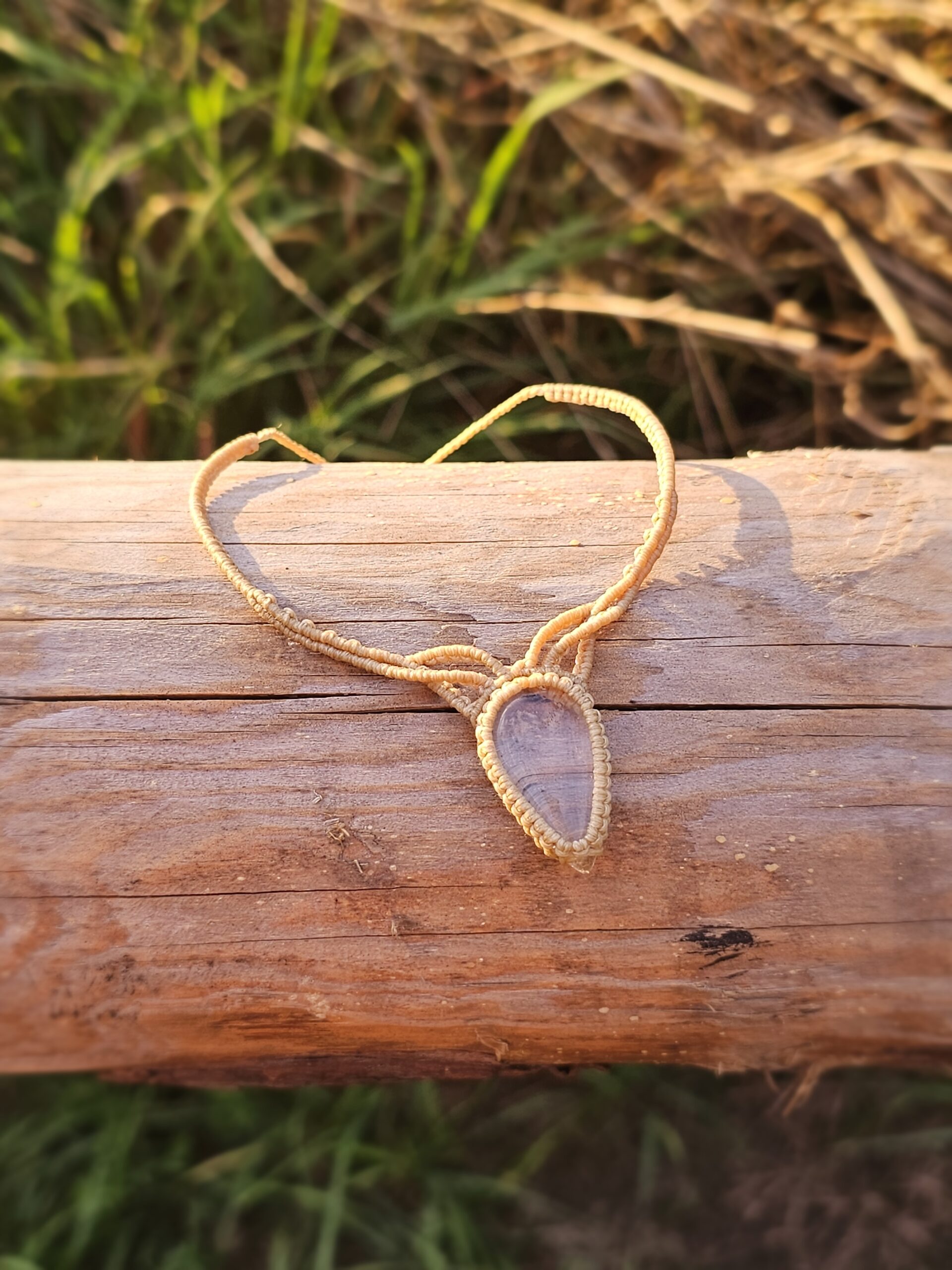 Kolia z kryształem górskim "Subtelność"- micromacrama - obrazek 5