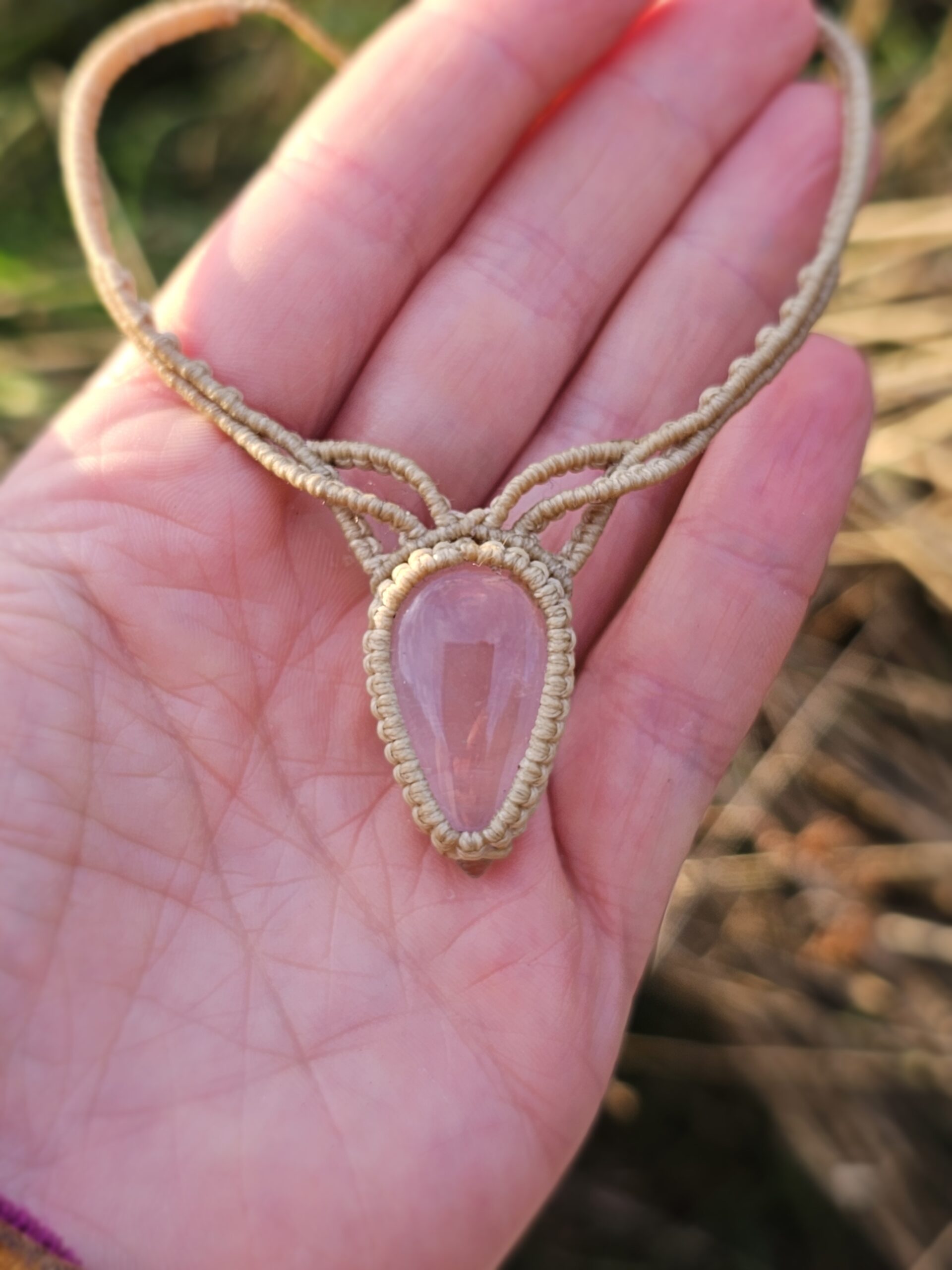 Kolia z kryształem górskim "Subtelność"- micromacrama - obrazek 6