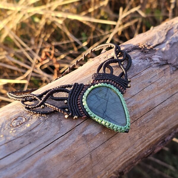 Kolia z labradorytem "Leśna Wróżka"- micromacrama