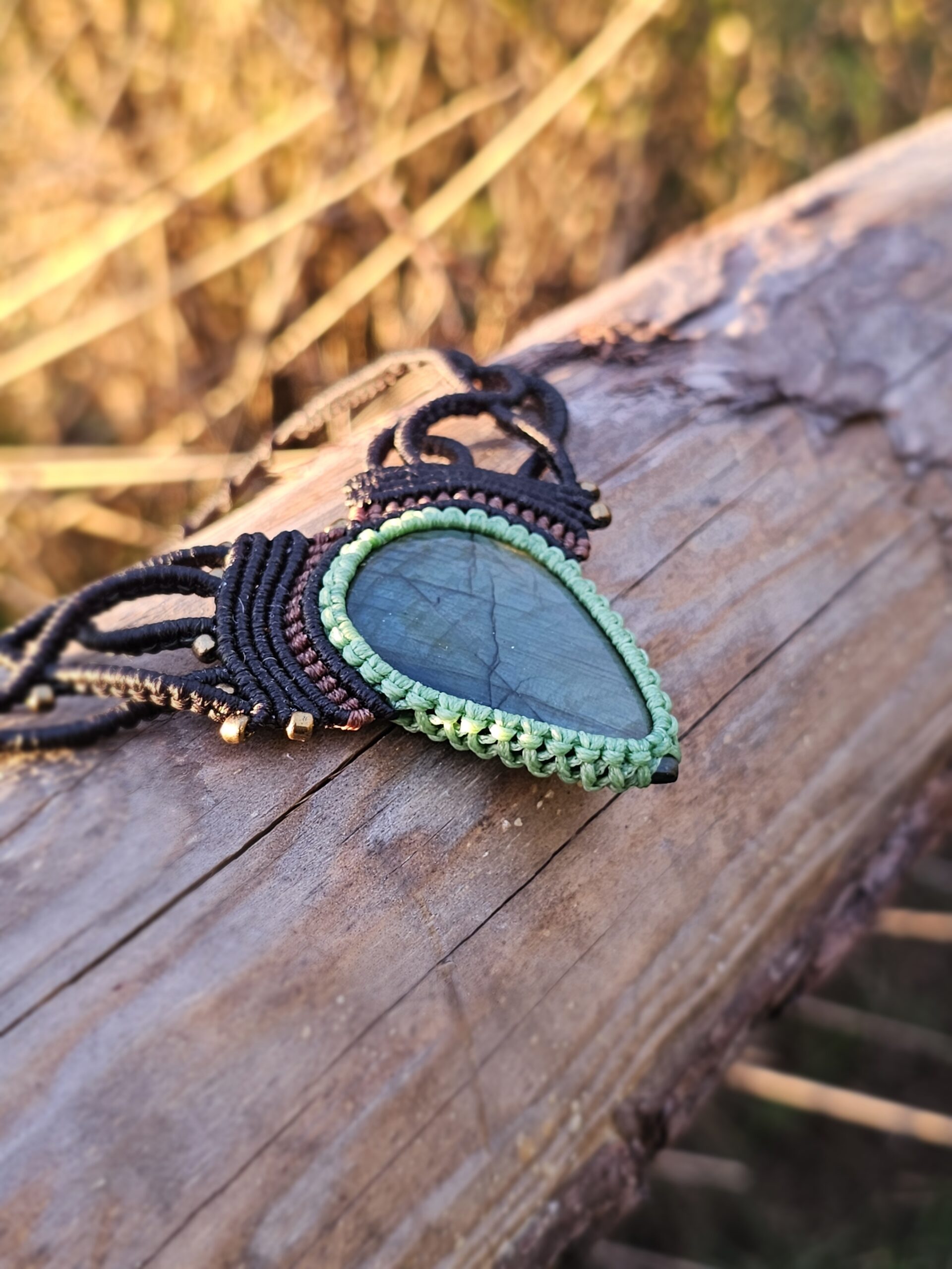 Kolia z labradorytem "Leśna Wróżka"- micromacrama - obrazek 3