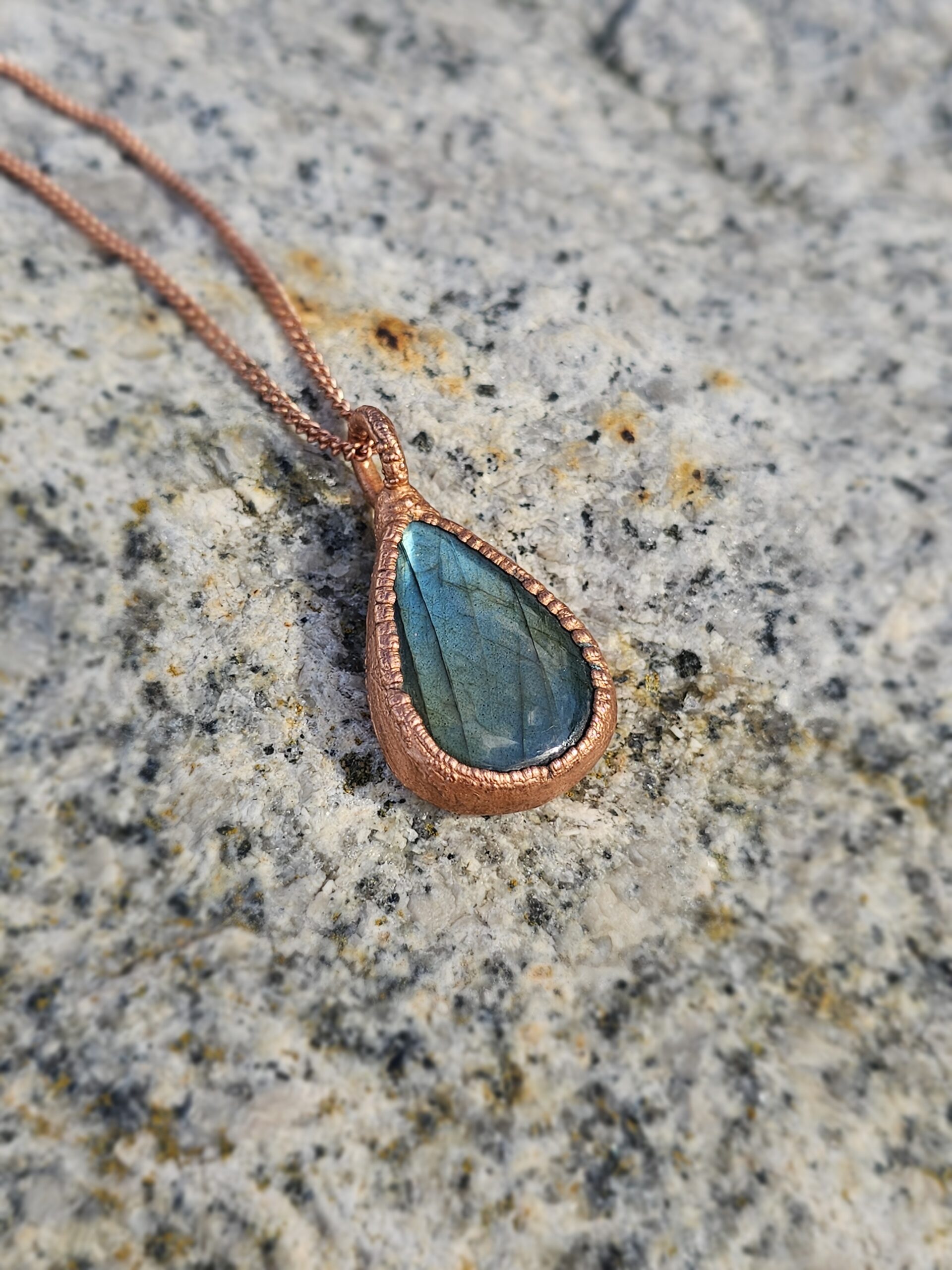 Naszyjnik miedziany - labradorytowa kropla zieleni - obrazek 3