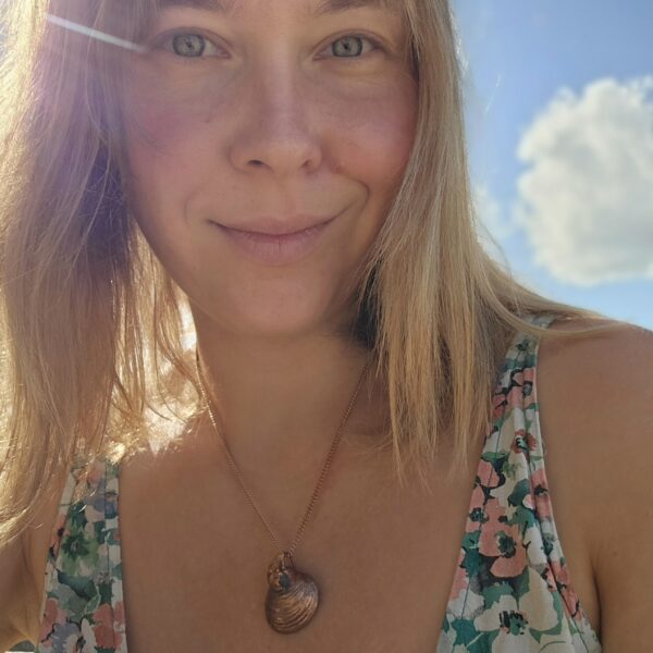 Naszyjnik z księżycową muszelką pokrytą miedzią