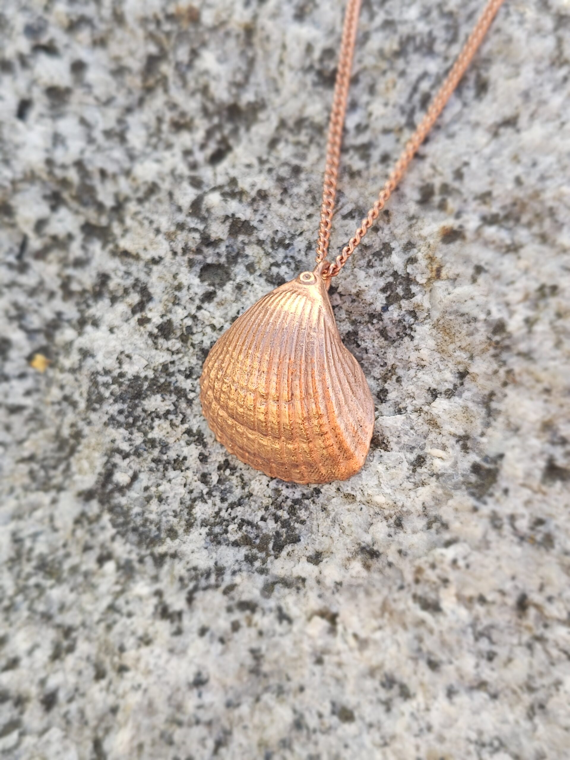 Naszyjnik z muszlą pokrytą miedzią - obrazek 4