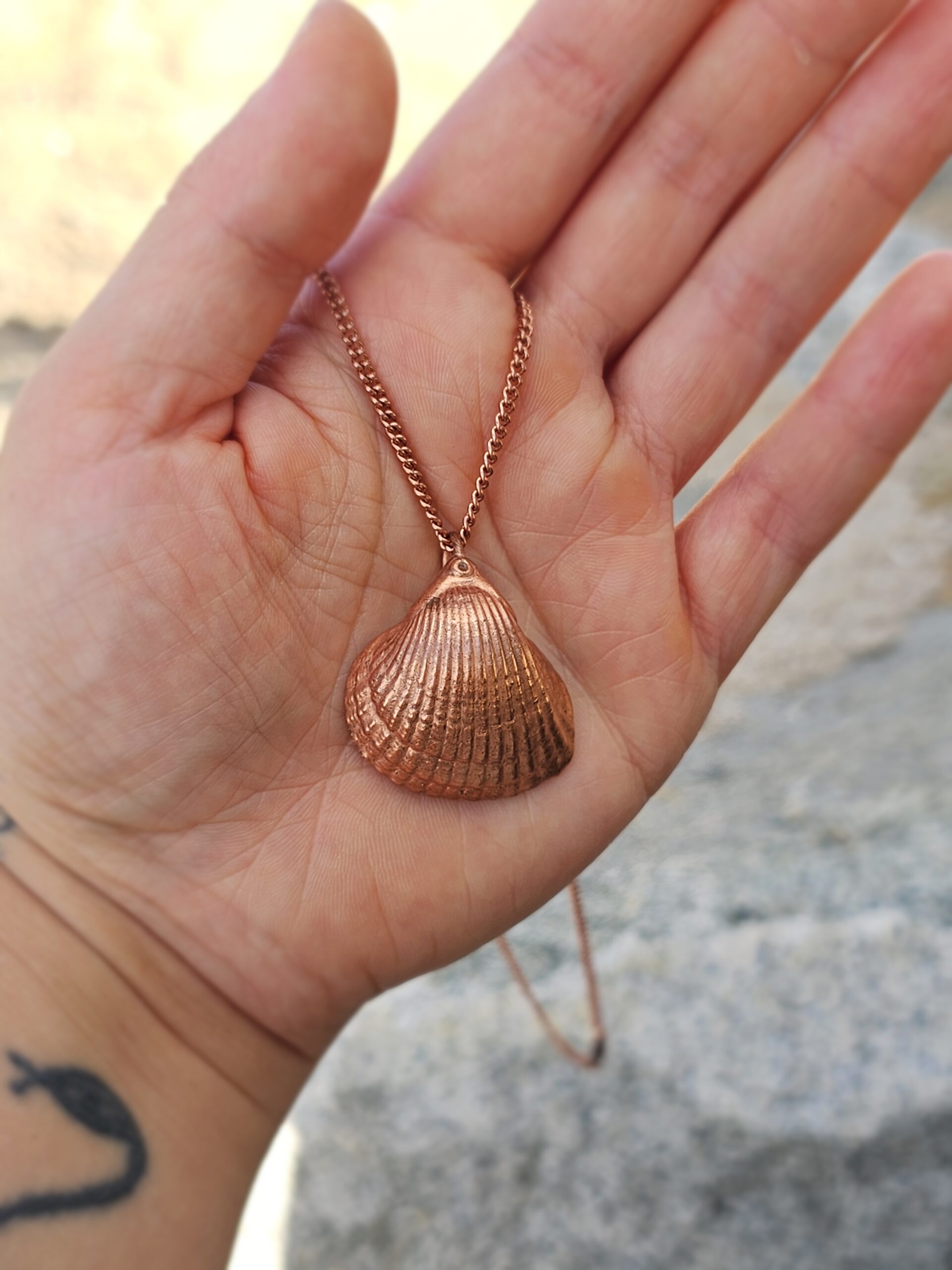 Naszyjnik z muszlą pokrytą miedzią - obrazek 2
