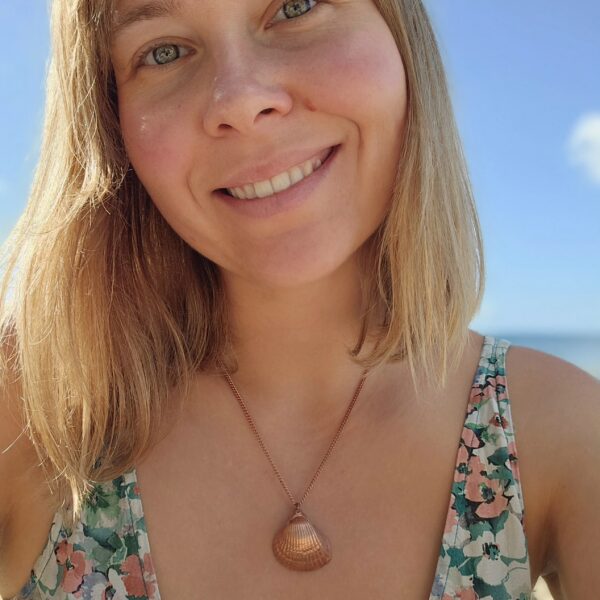 Naszyjnik z muszlą pokrytą miedzią