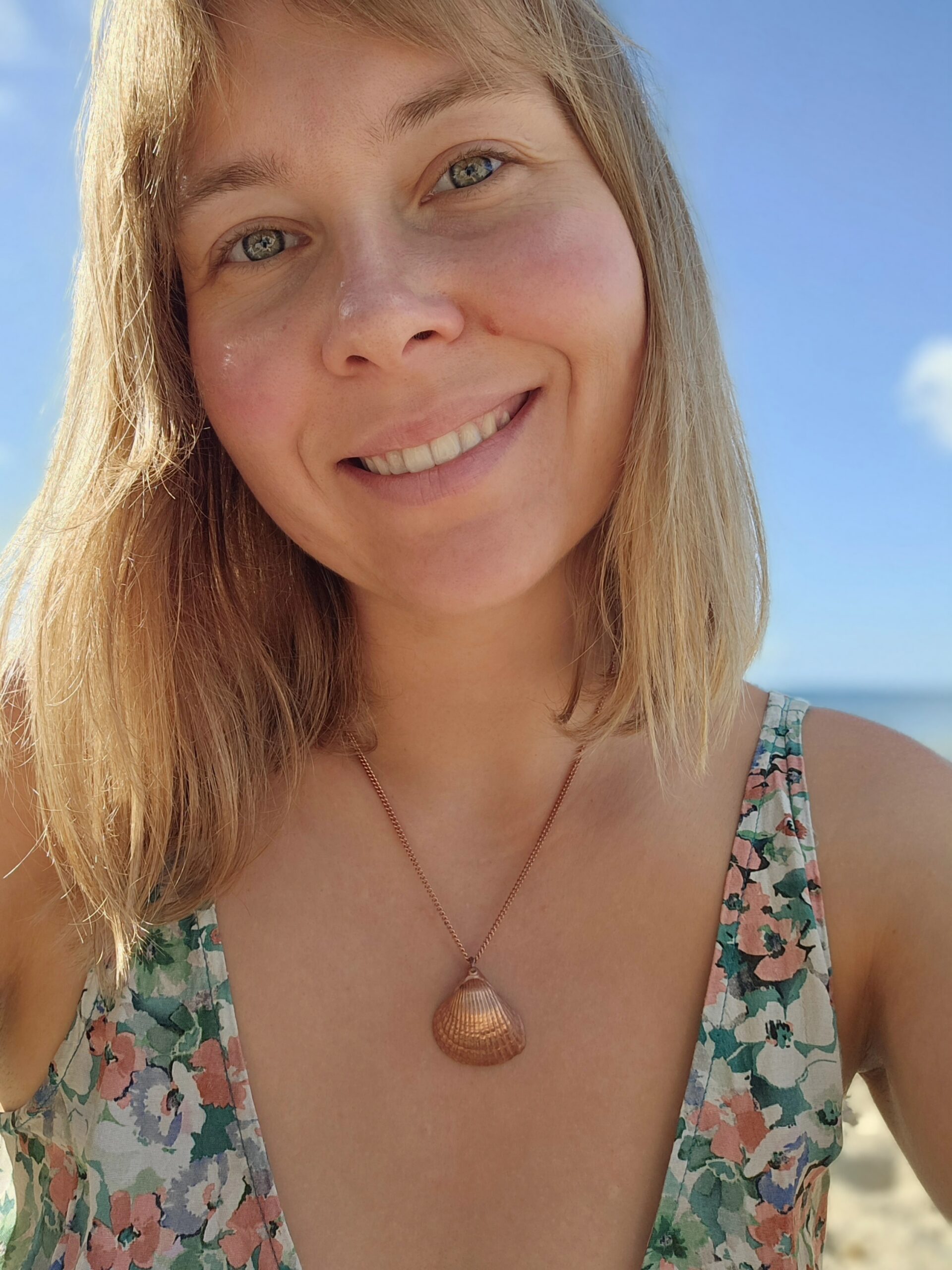 Naszyjnik z muszlą pokrytą miedzią