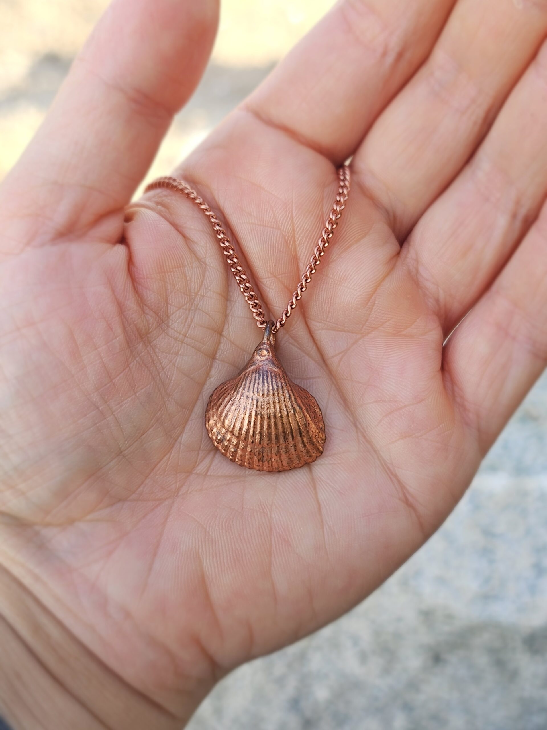 Naszyjnik z muszelką pokrytą miedzią - obrazek 3