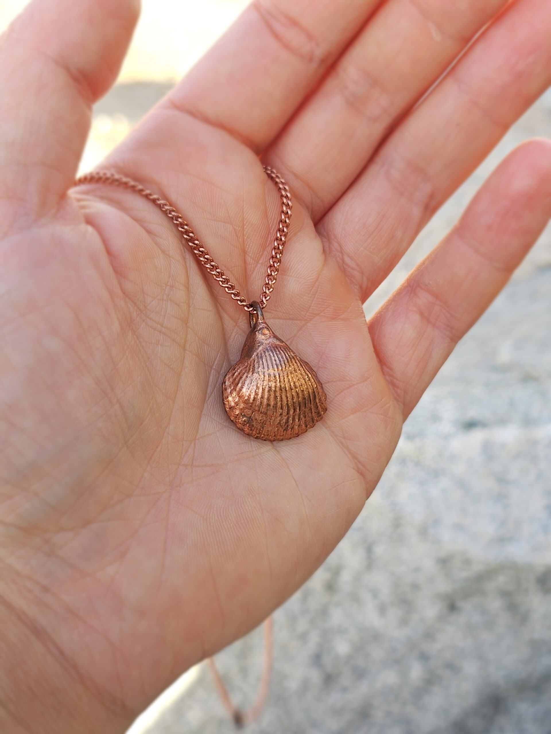 Naszyjnik z muszelką pokrytą miedzią - obrazek 4