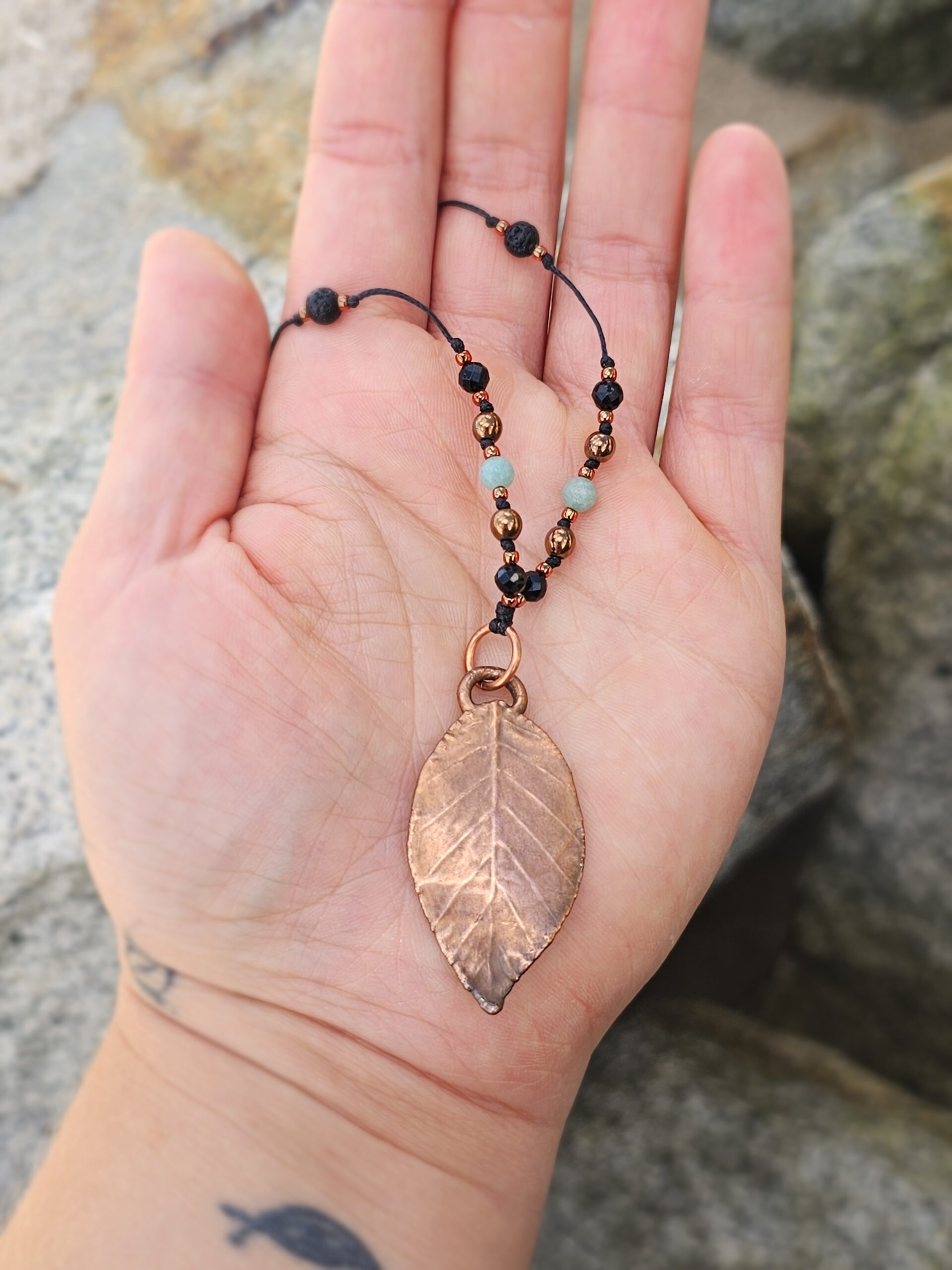 Liść Grabu - Miedziany Naszyjnik z Koralikami - obrazek 4