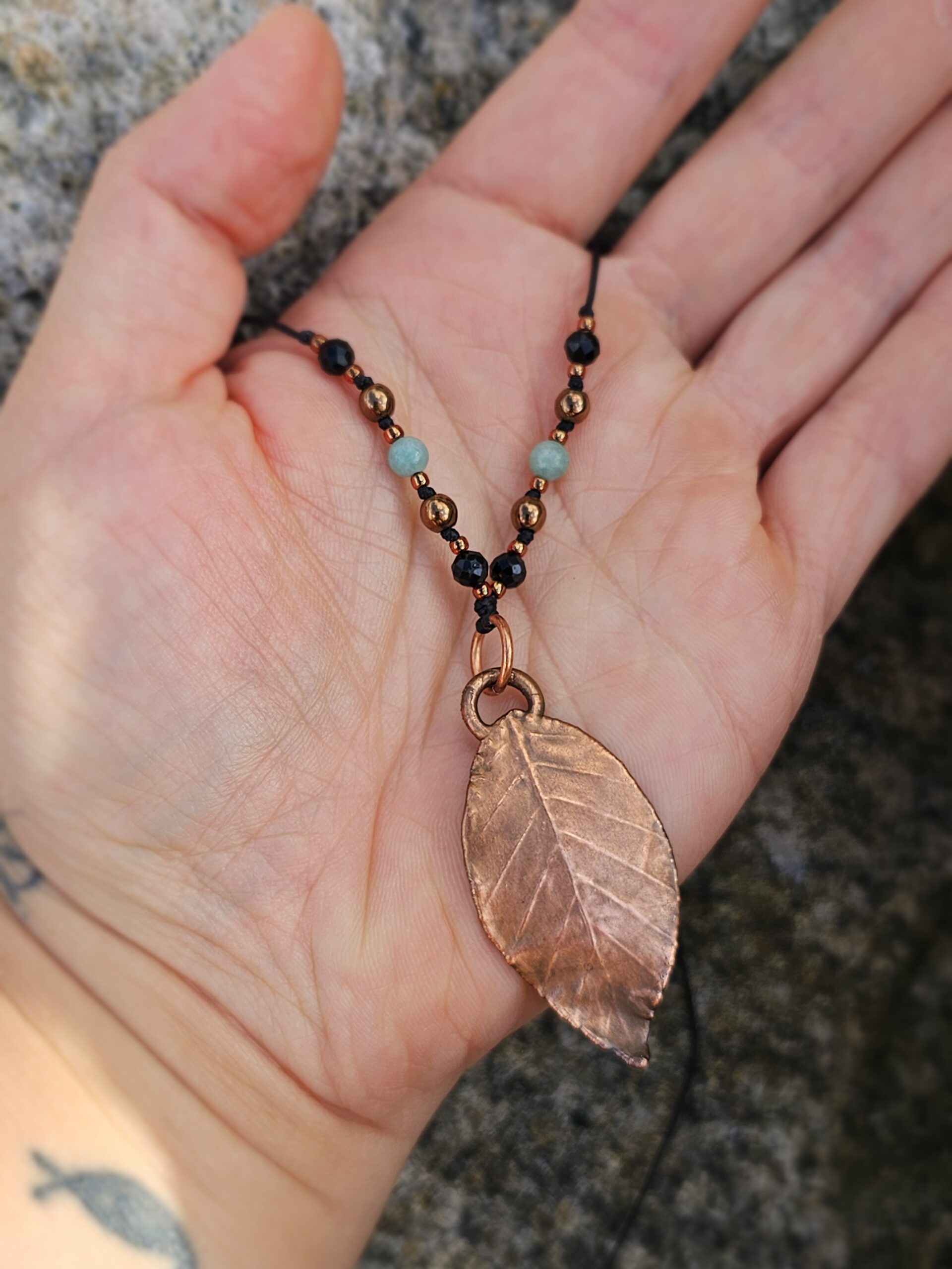 Liść Grabu - Miedziany Naszyjnik z Koralikami - obrazek 6