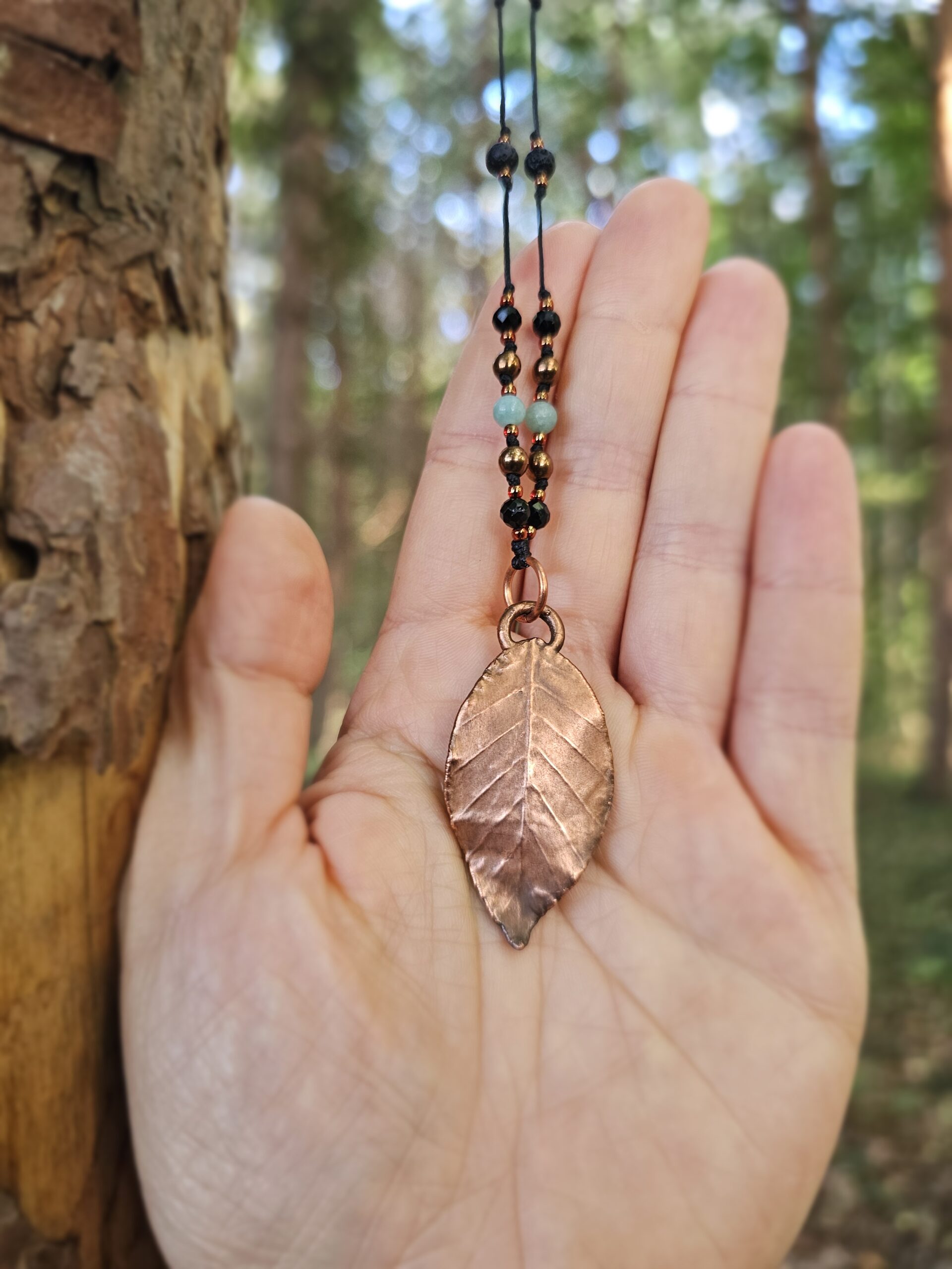 Liść Grabu - Miedziany Naszyjnik z Koralikami - obrazek 2