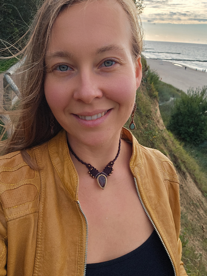 Kolia z kwarcem truskawkowym "Królewska" - micromacrama - obrazek 2