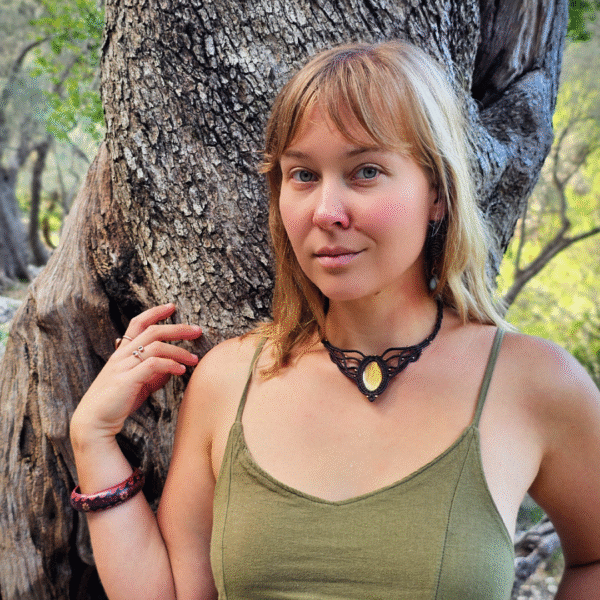 Kolia z Serii "Oliwnej" ze złotym labradorytem - micromacrama