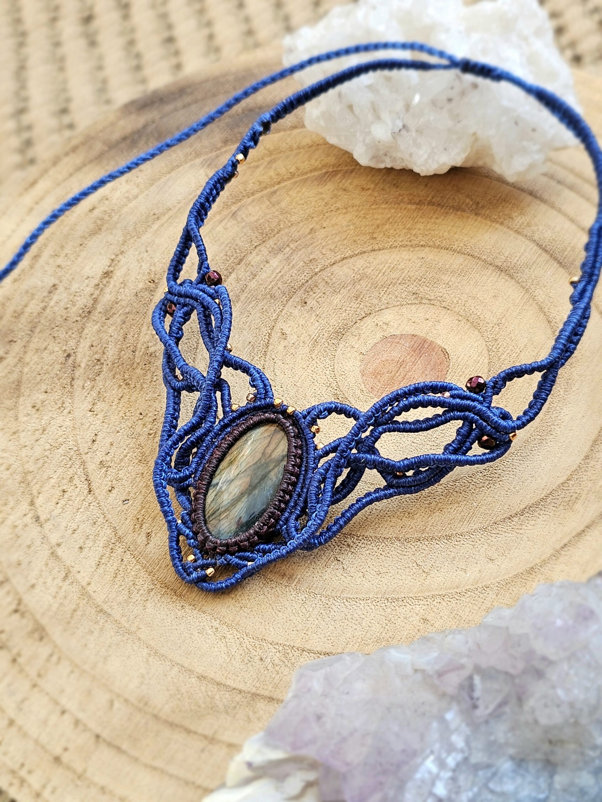 Kolia "Z Nurtem" z labradorytem - micromacrama - obrazek 4