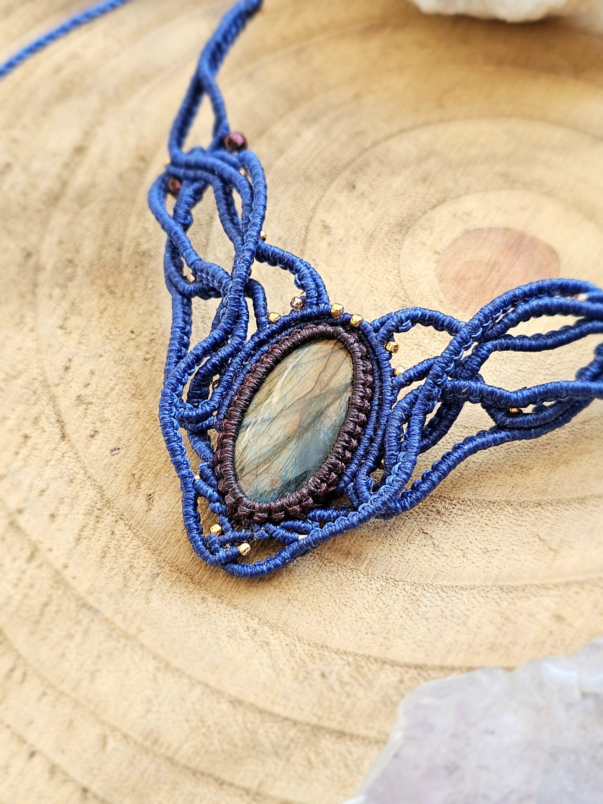 Kolia "Z Nurtem" z labradorytem - micromacrama - obrazek 5