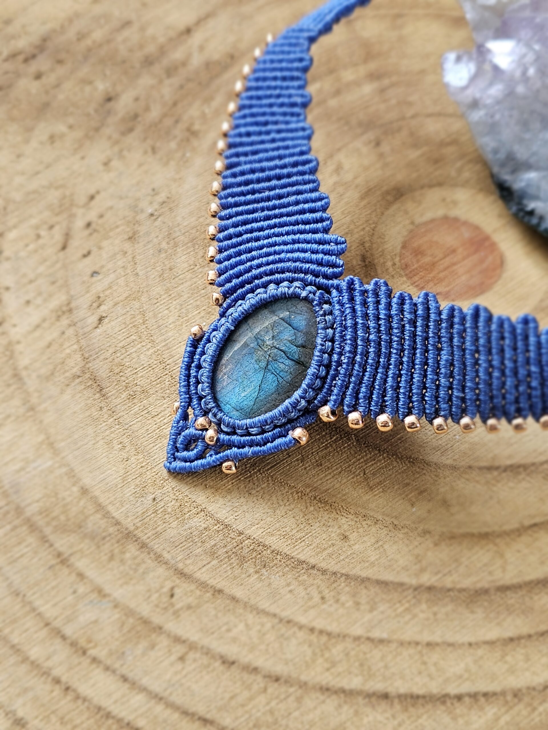 Kolia "Skrzydlata" z labradorytem - micromacrama - obrazek 3