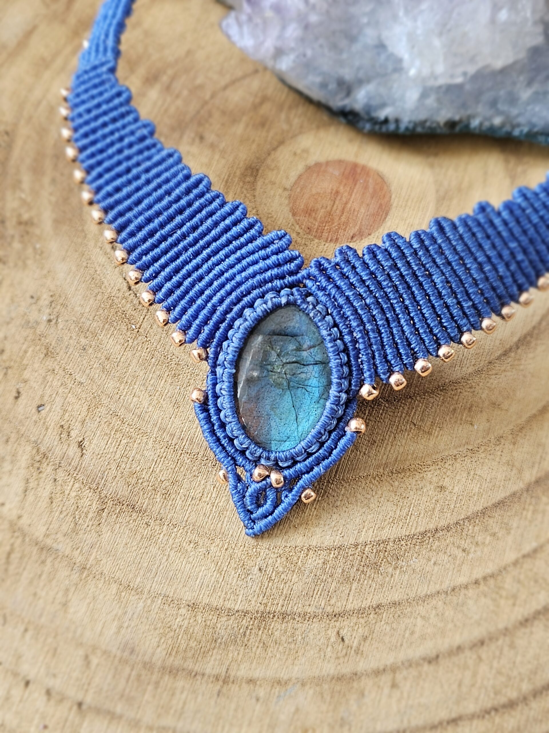 Kolia "Skrzydlata" z labradorytem - micromacrama - obrazek 4