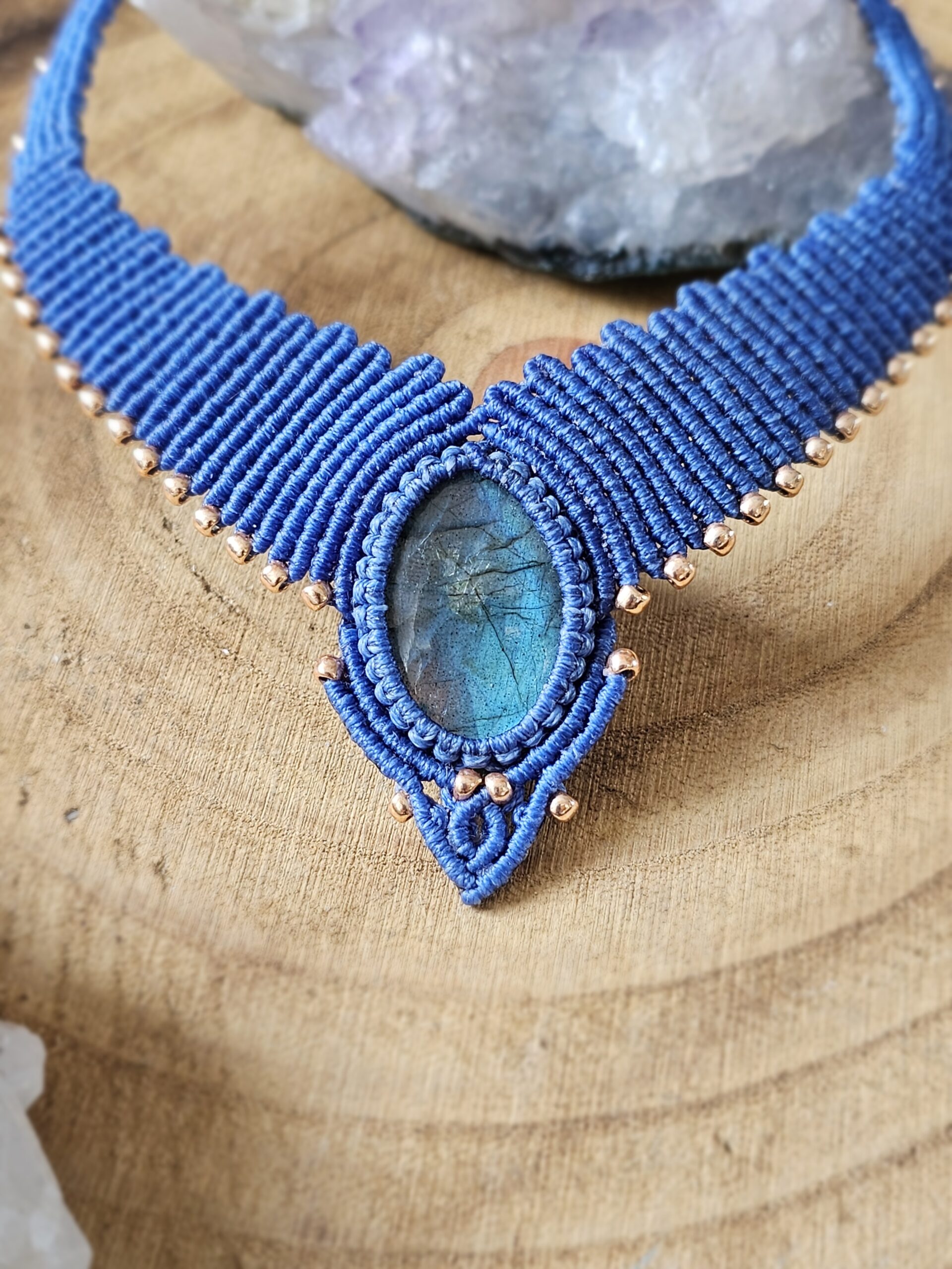 Kolia "Skrzydlata" z labradorytem - micromacrama - obrazek 5