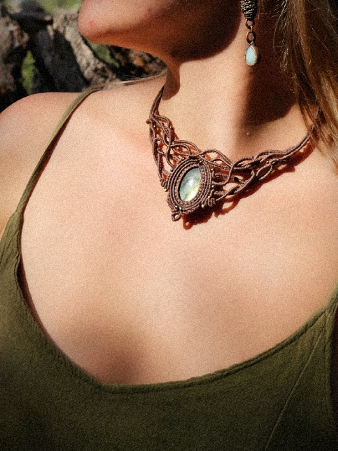 Kolia z Serii "Oliwnej" z labradorytem - micromacrama - obrazek 2