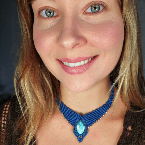 Kolia "Skrzydlata" z labradorytem - micromacrama