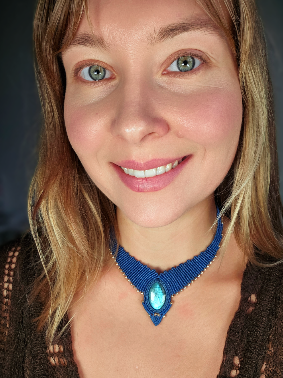 Kolia "Skrzydlata" z labradorytem - micromacrama