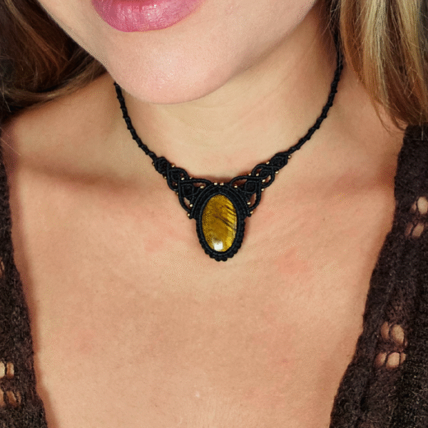 Kolia "Spojrzenie" z tygrysim okiem - micromacrama