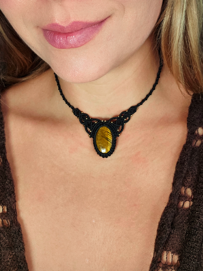 Kolia "Spojrzenie" z tygrysim okiem - micromacrama