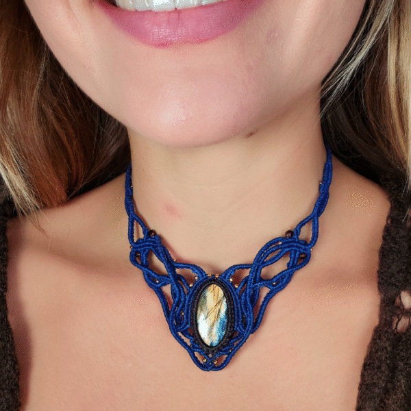 Kolia "Z Nurtem" z labradorytem - micromacrama