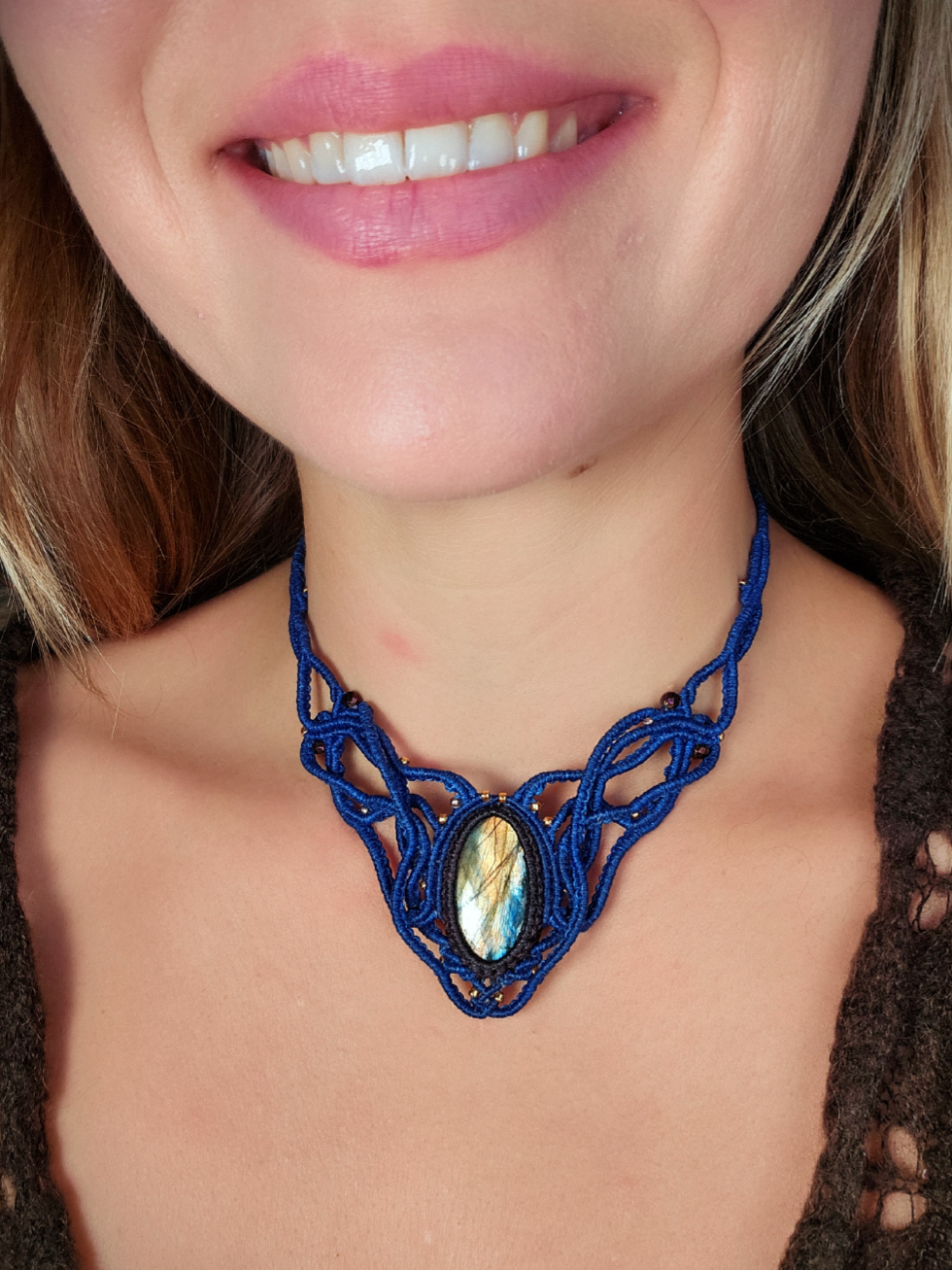 Kolia "Z Nurtem" z labradorytem - micromacrama