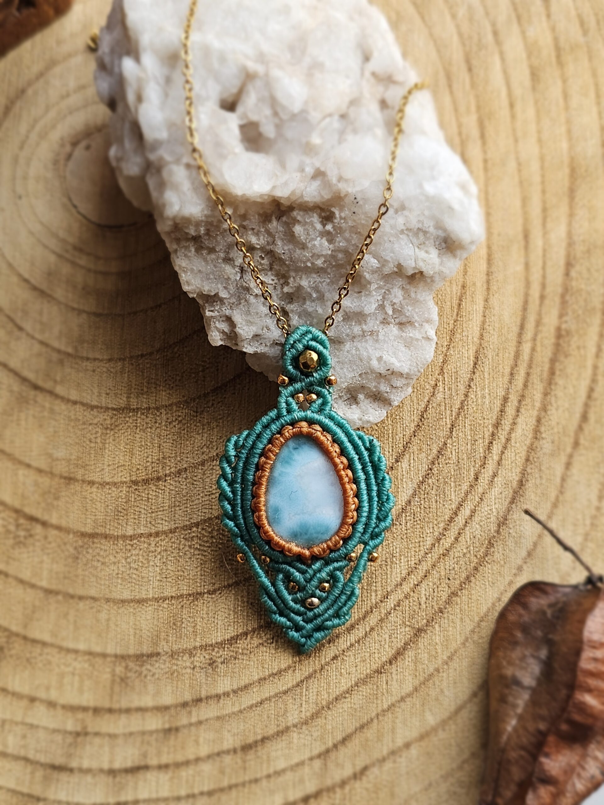 Wisior "Amazonit" - pleciony na łańcuszku - obrazek 2