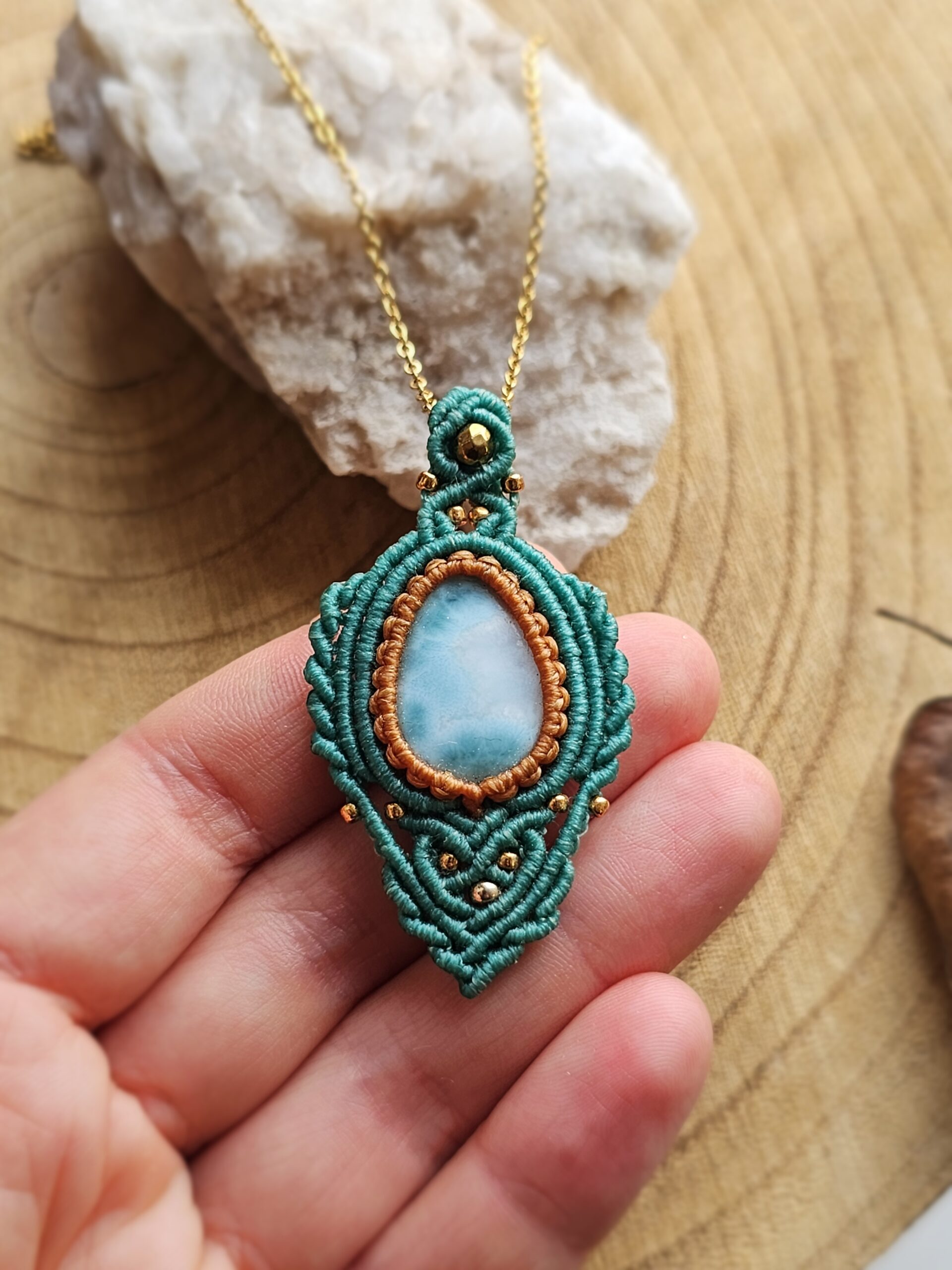 Wisior "Amazonit" - pleciony na łańcuszku - obrazek 5